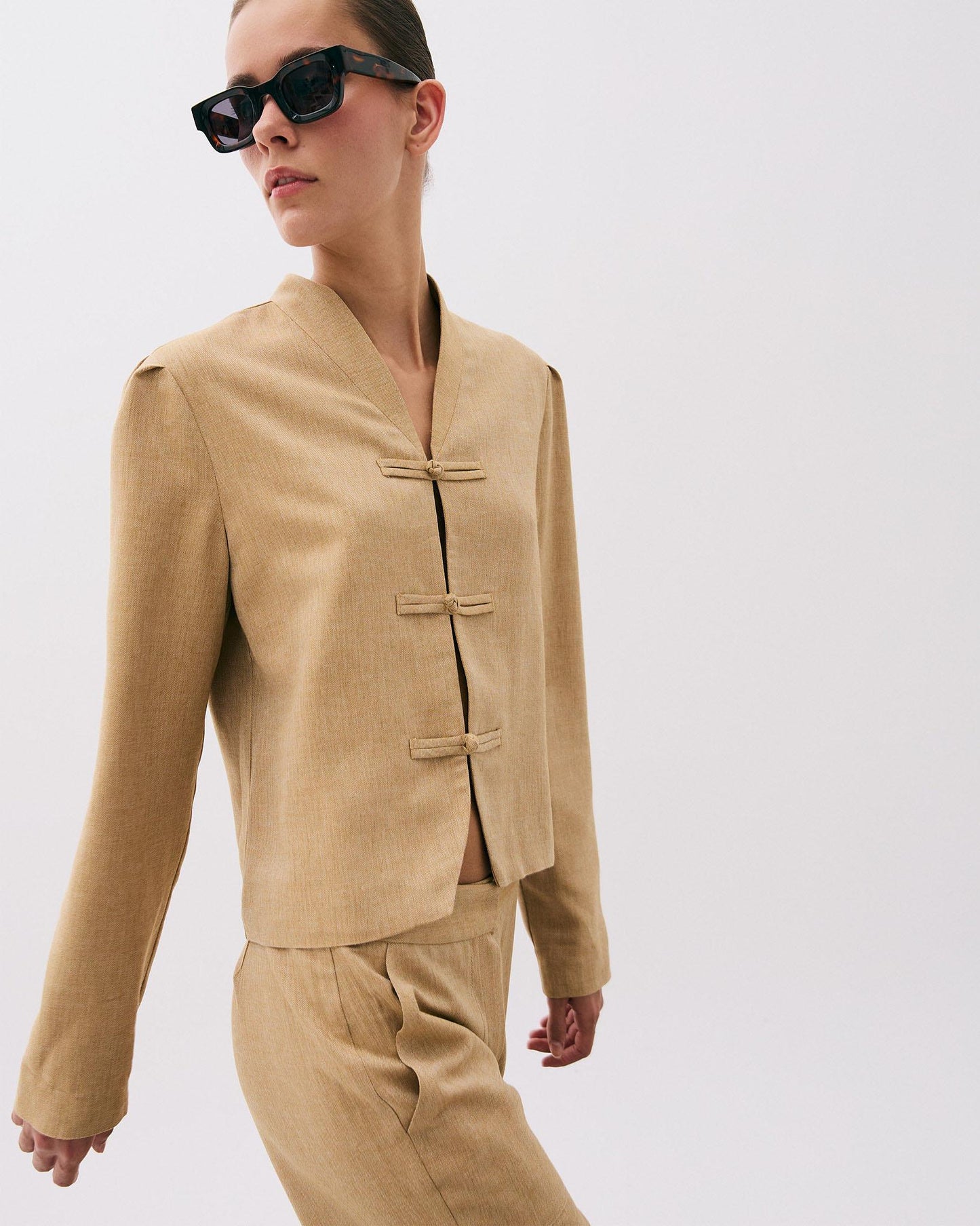 Chaqueta Corta Alamares Espiga Camel