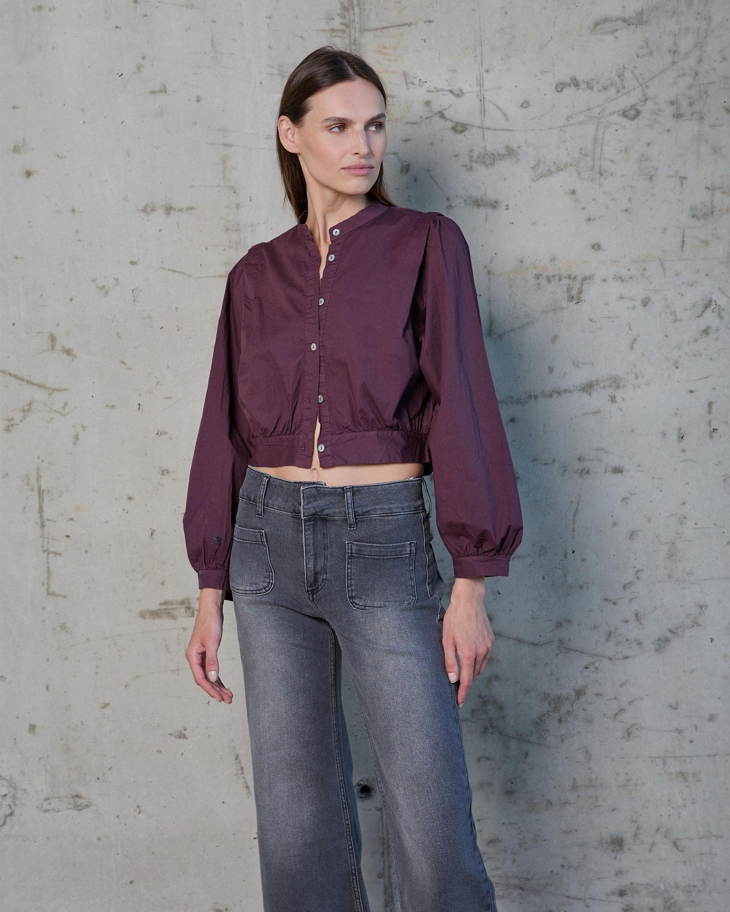 Camisola roxa com lapela e ombro