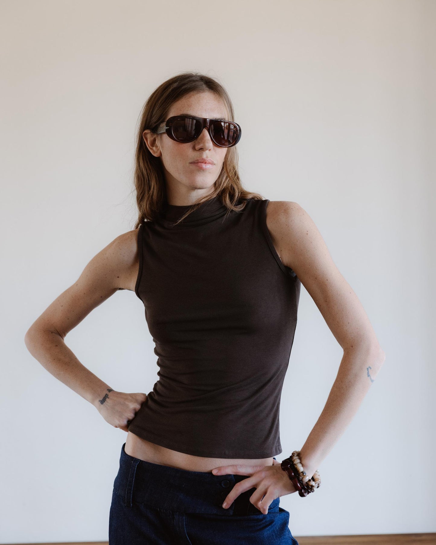 Camiseta Sin Mangas Cuello Subido Marrón