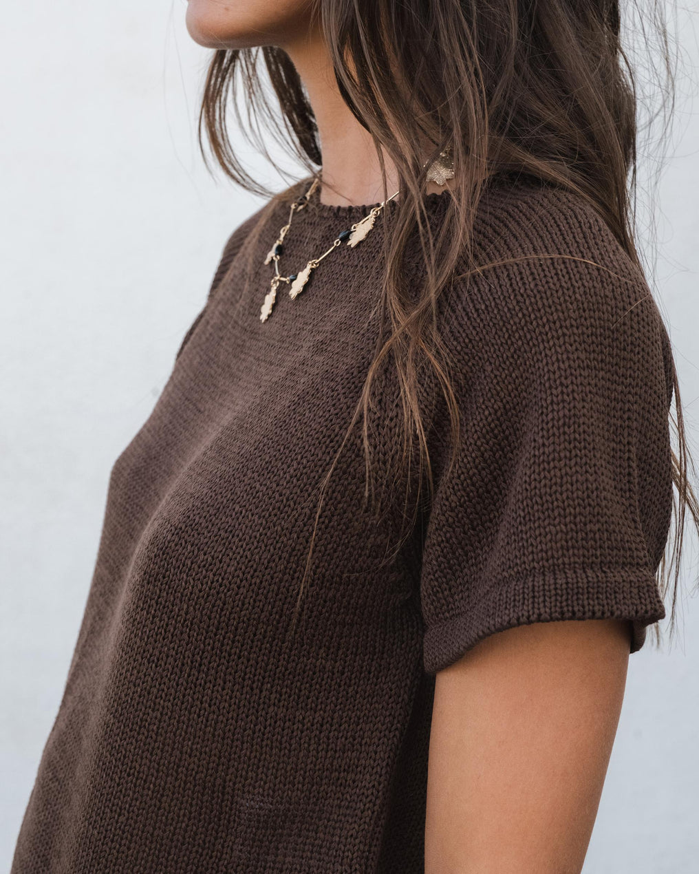 Blusa de malha castanha de manga curta