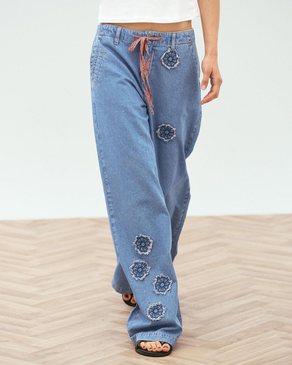 Jeans com Patches Florais Azul