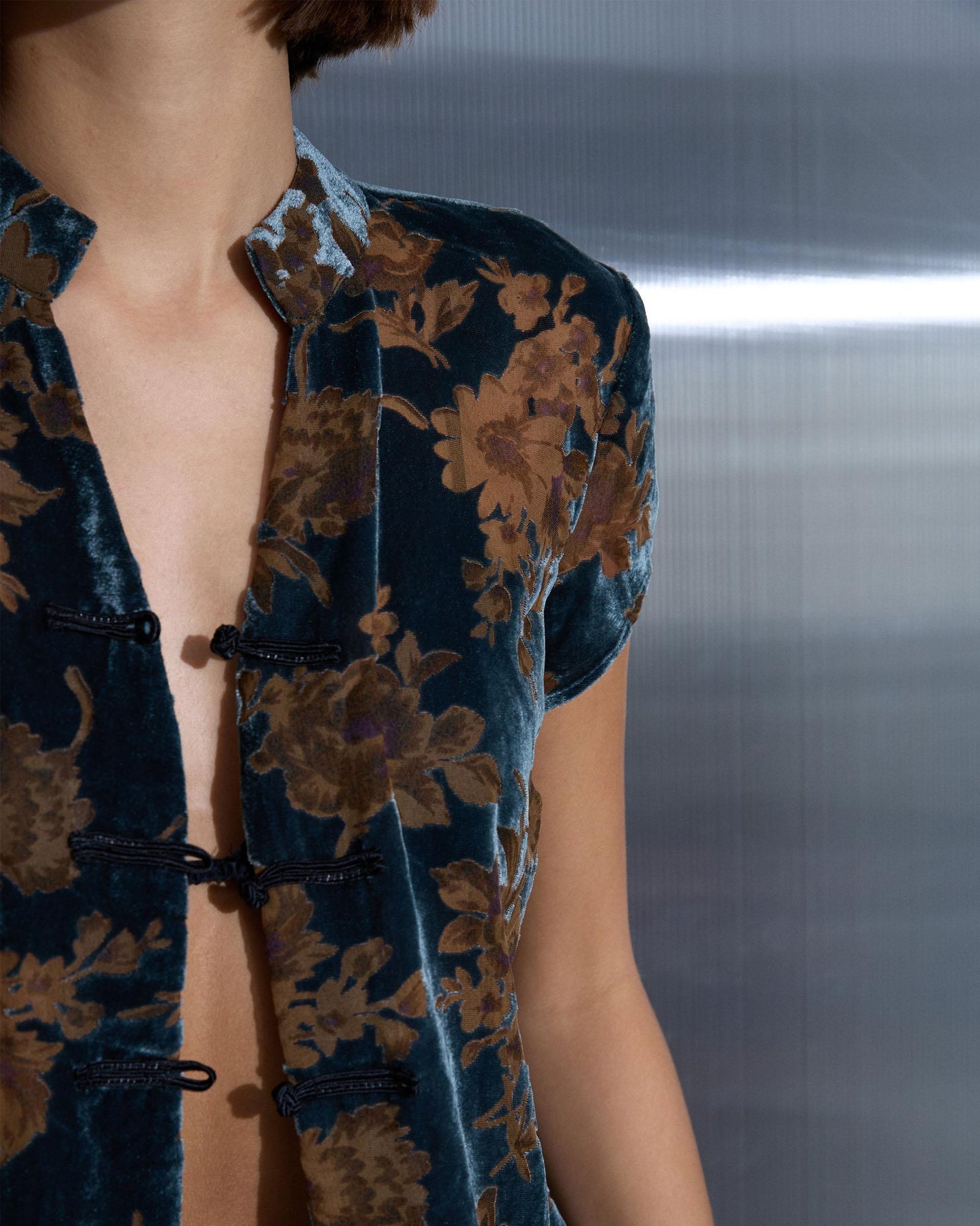 Blusa japonesa de veludo com estampado floral azul escuro