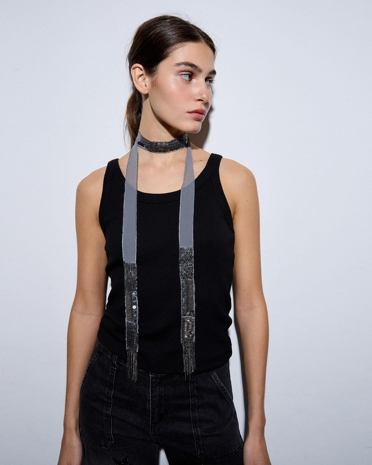Collar Organza Apliques Lentejuelas Gris