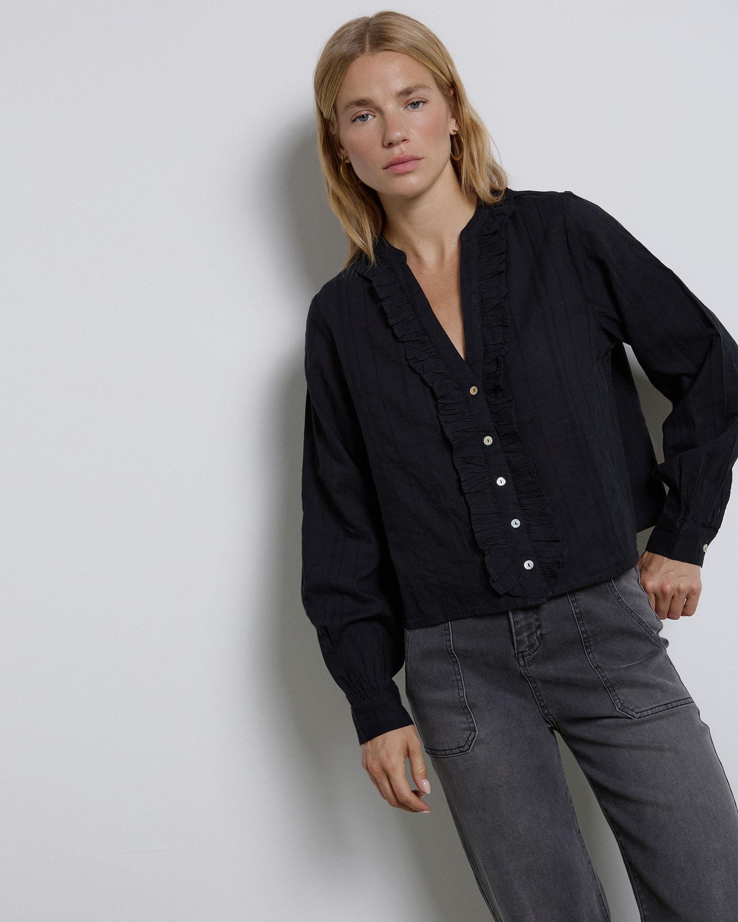 Blusa preta às riscas com folhos