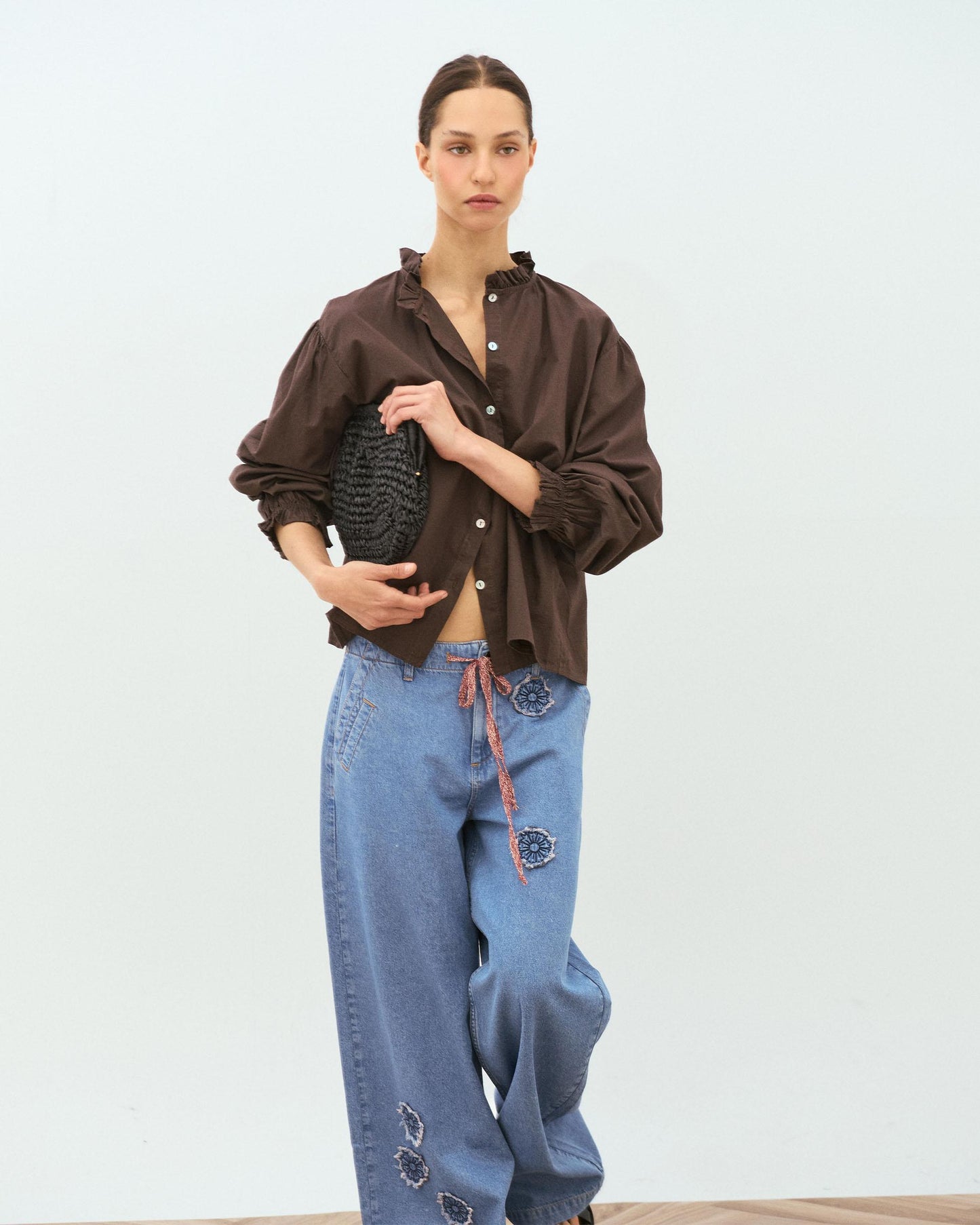 Blusa Detalle Volante Cuello Marrón