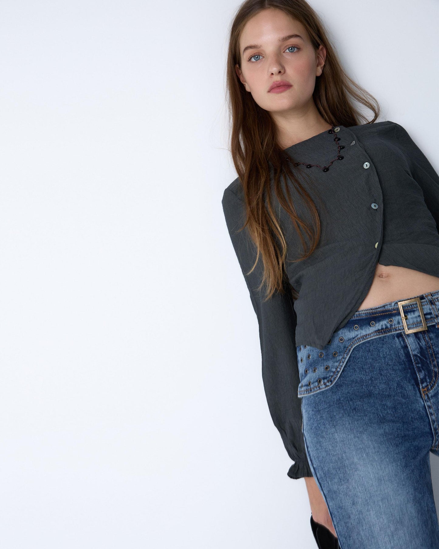 Blusa cinzenta com botões assimétricos