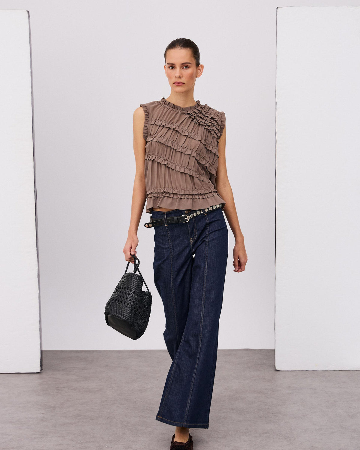 Top Taupe sans Manches à Volants Diagonaux
