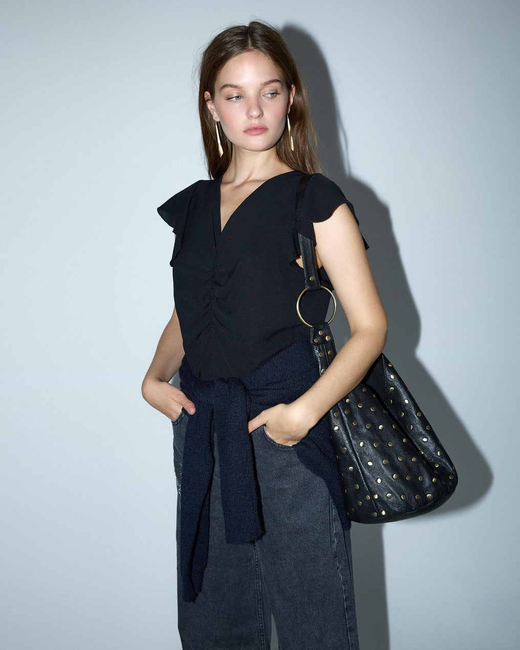 Blusa preta de manga curta franzida