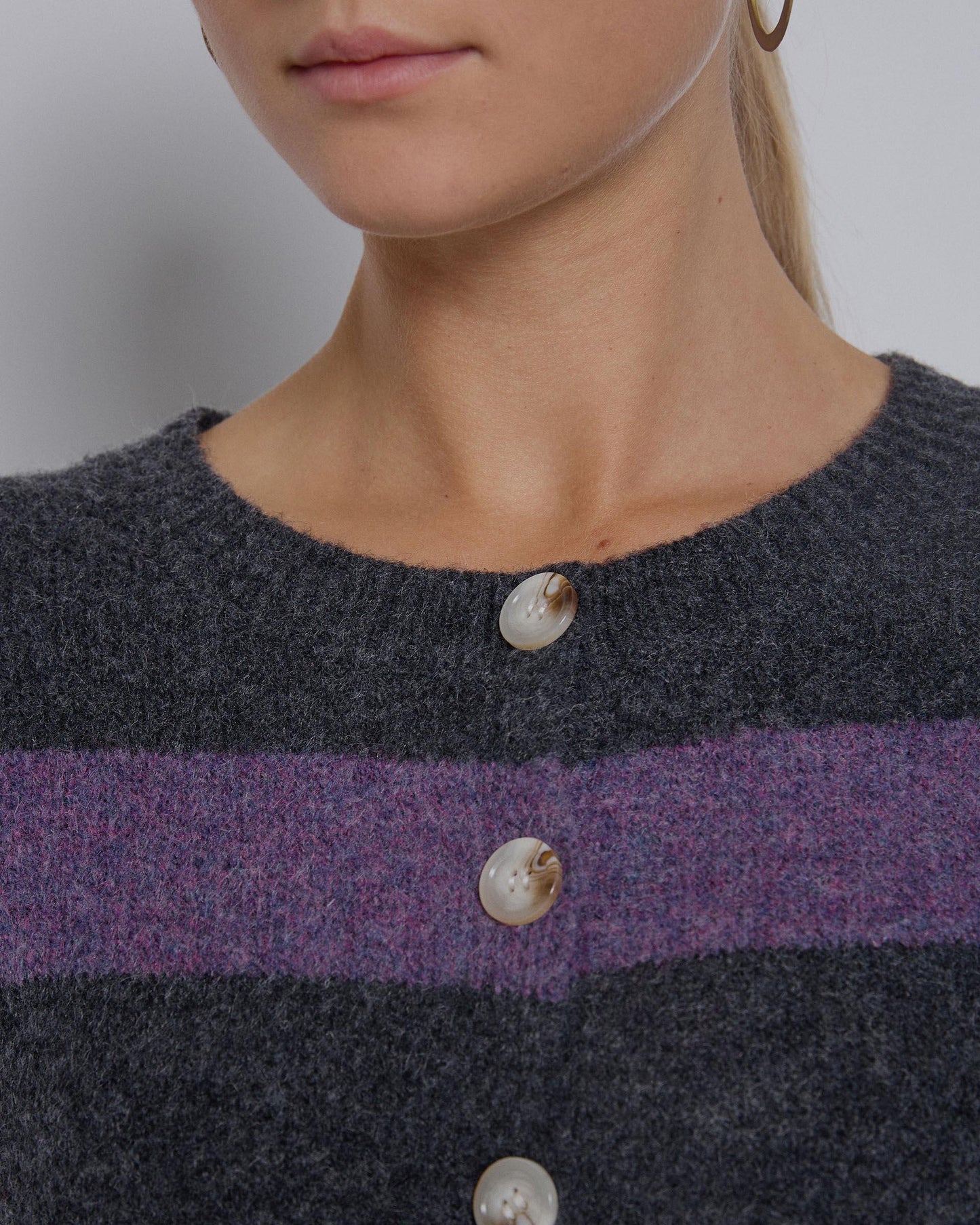 Casaco de malha às riscas com botões antracite