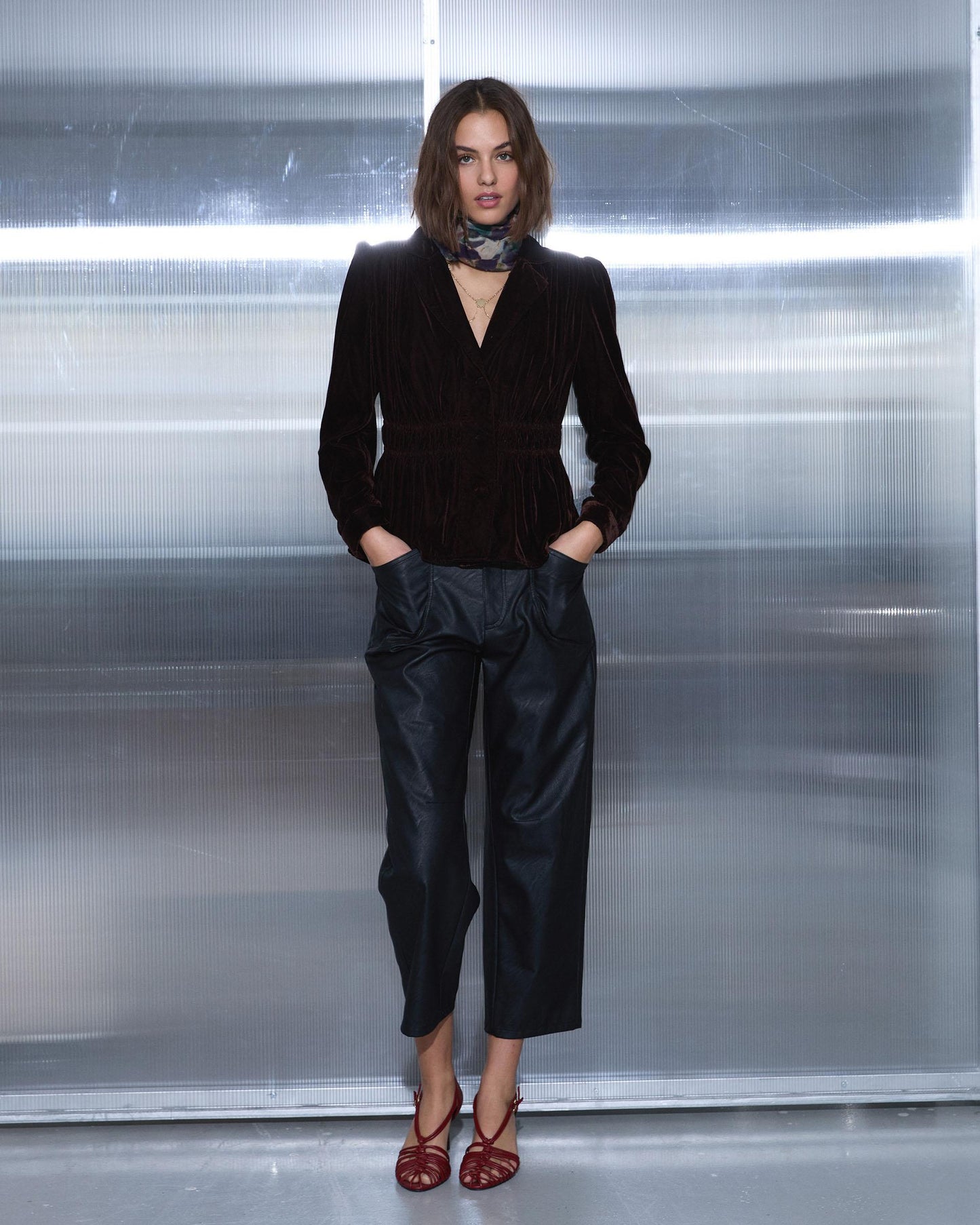 Casaco de veludo marrom franzida