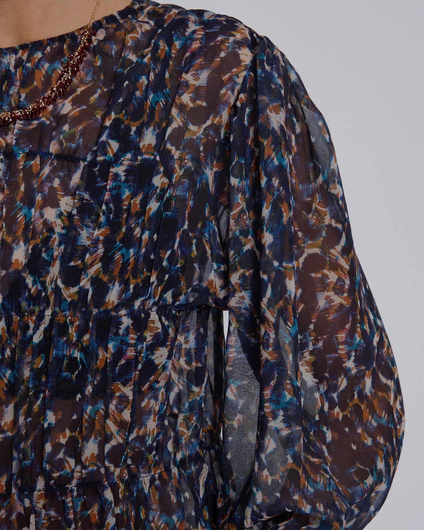 Blusa Gomas Estampada Azul Oscuro