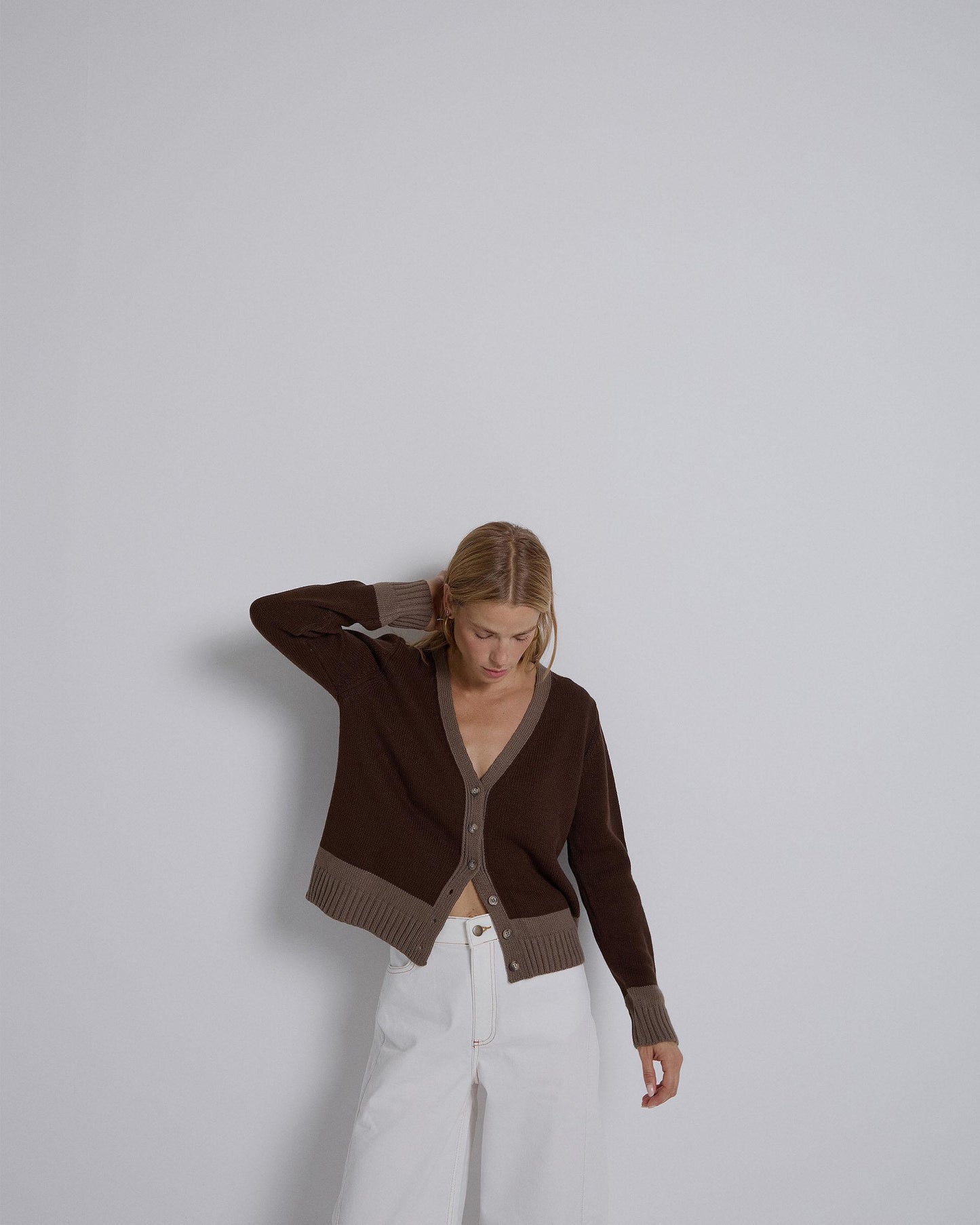 Jaqueta de malha com decote em V e dois tons taupe