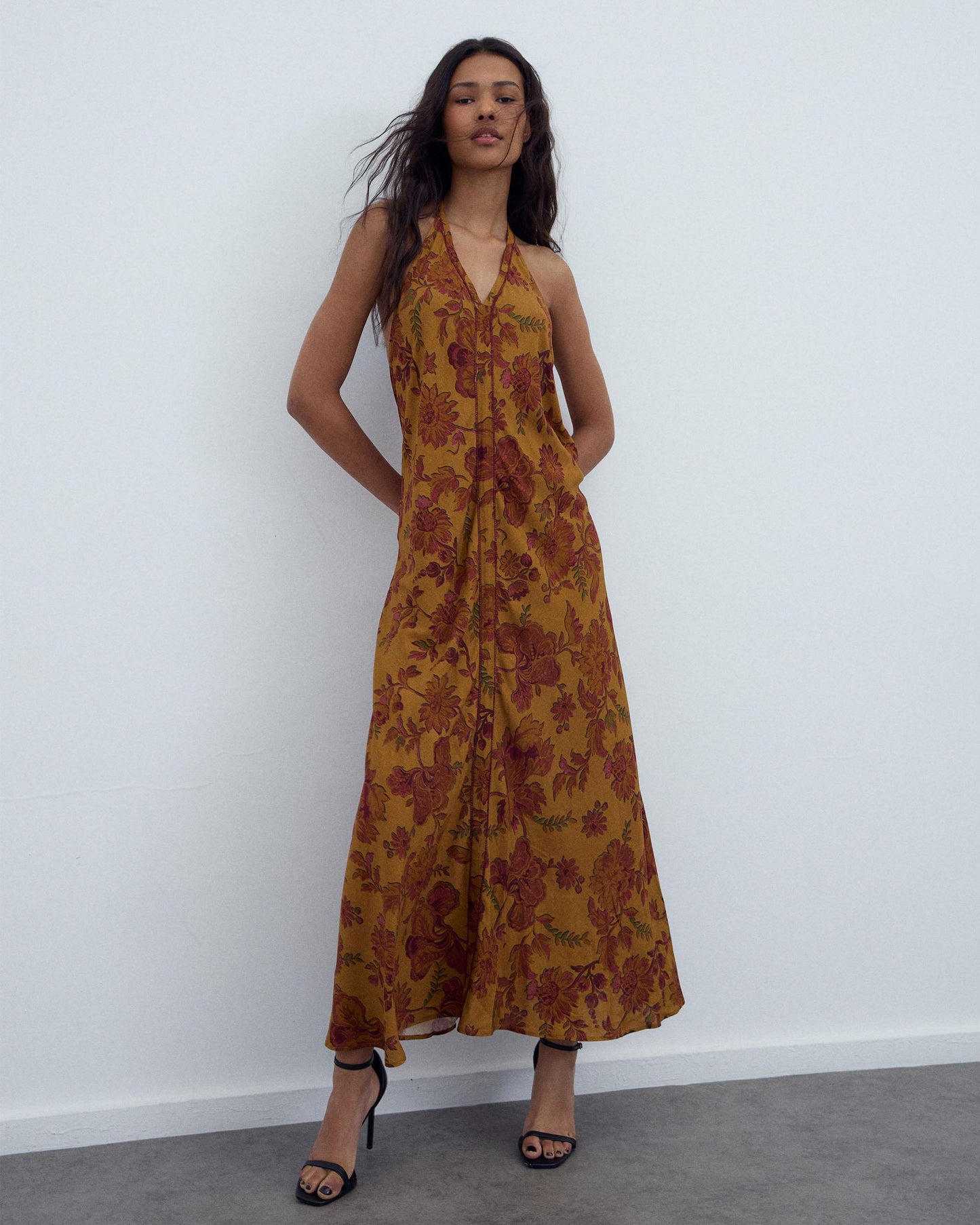 Vestido Halter Estampado Floral Multicolor