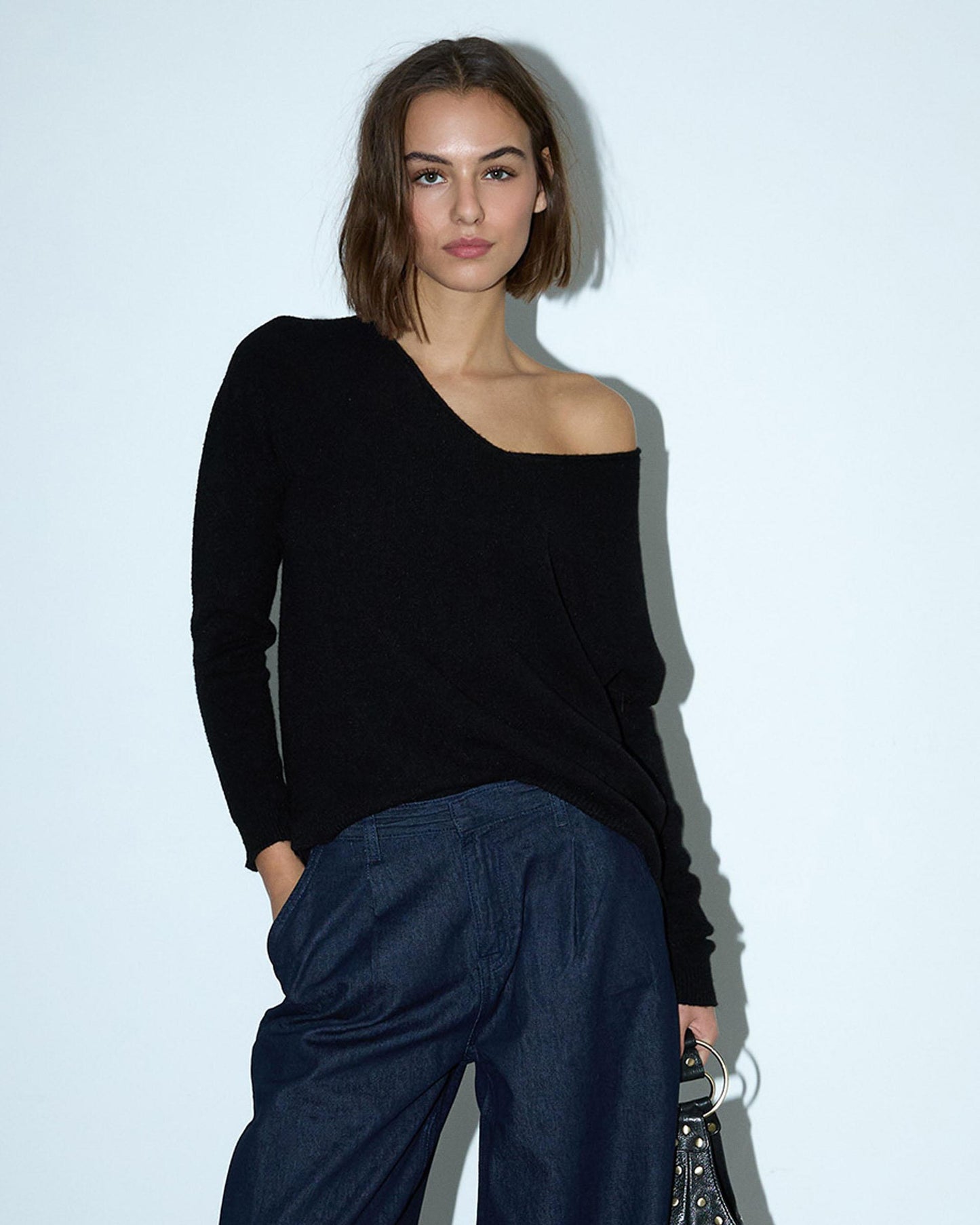 Jersey Cuello Pico Bajo Asimétrico Negro