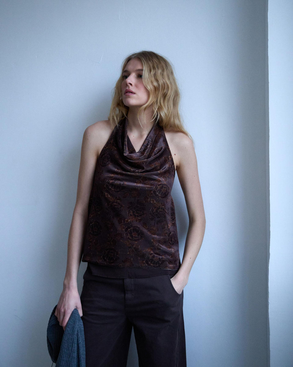 Top Halter Terciopelo Estampado Floral Marrón