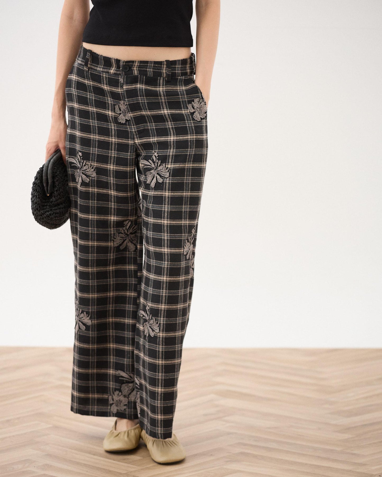 Pantalón Cuadros Detalle Flor Negro