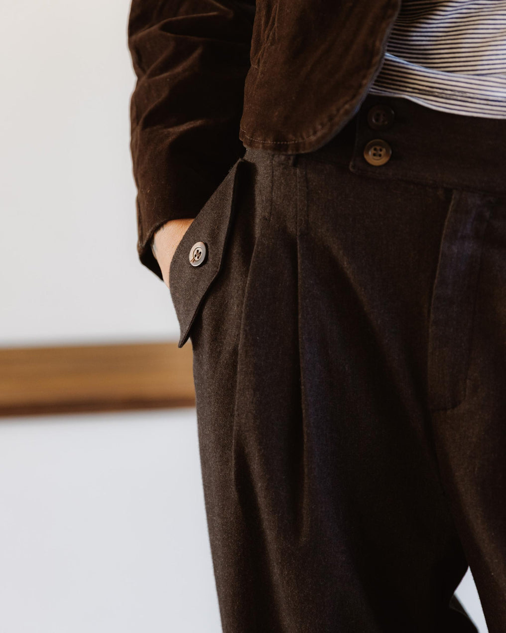 Brown pleated trousers with side pockets