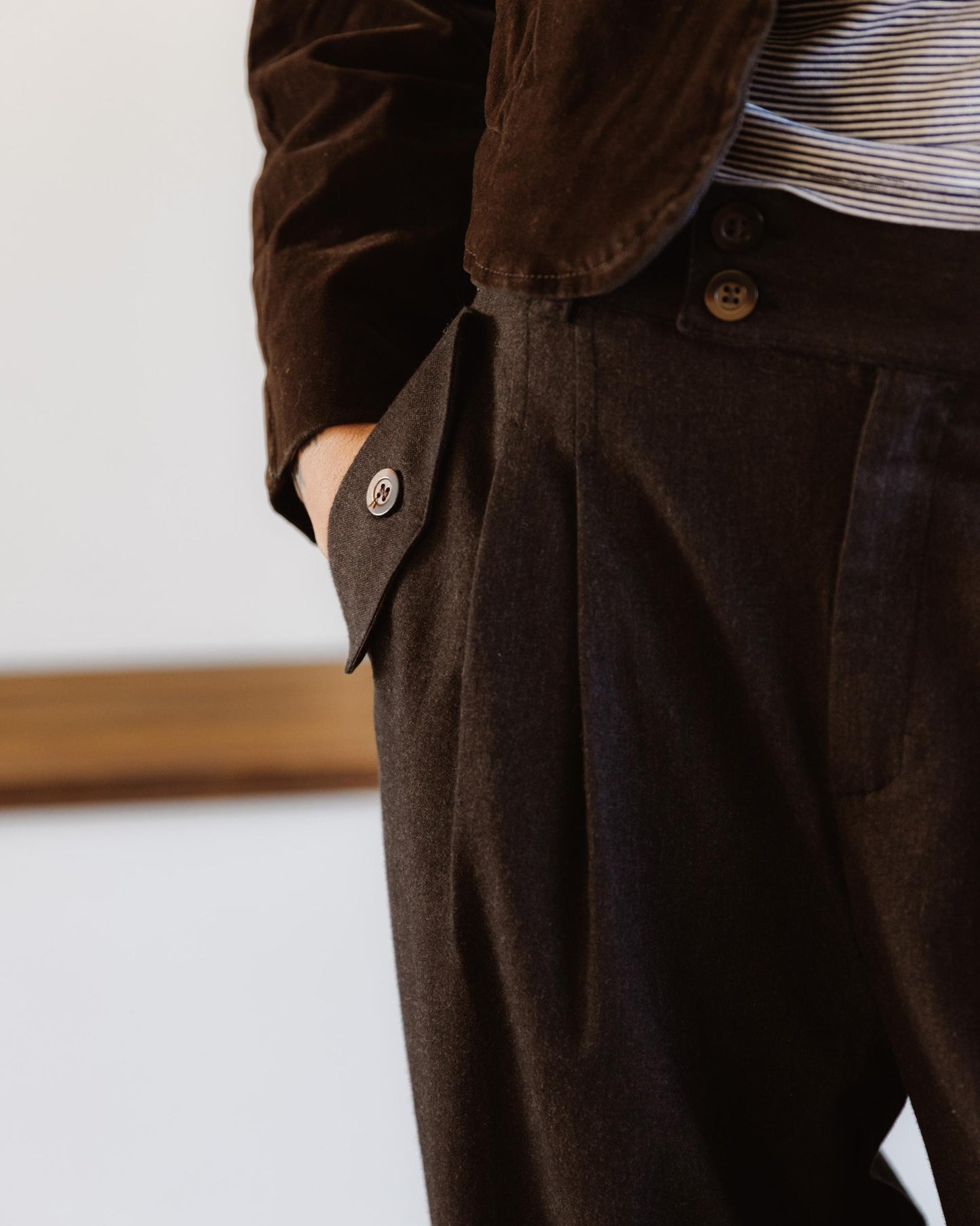 Brown pleated trousers with side pockets