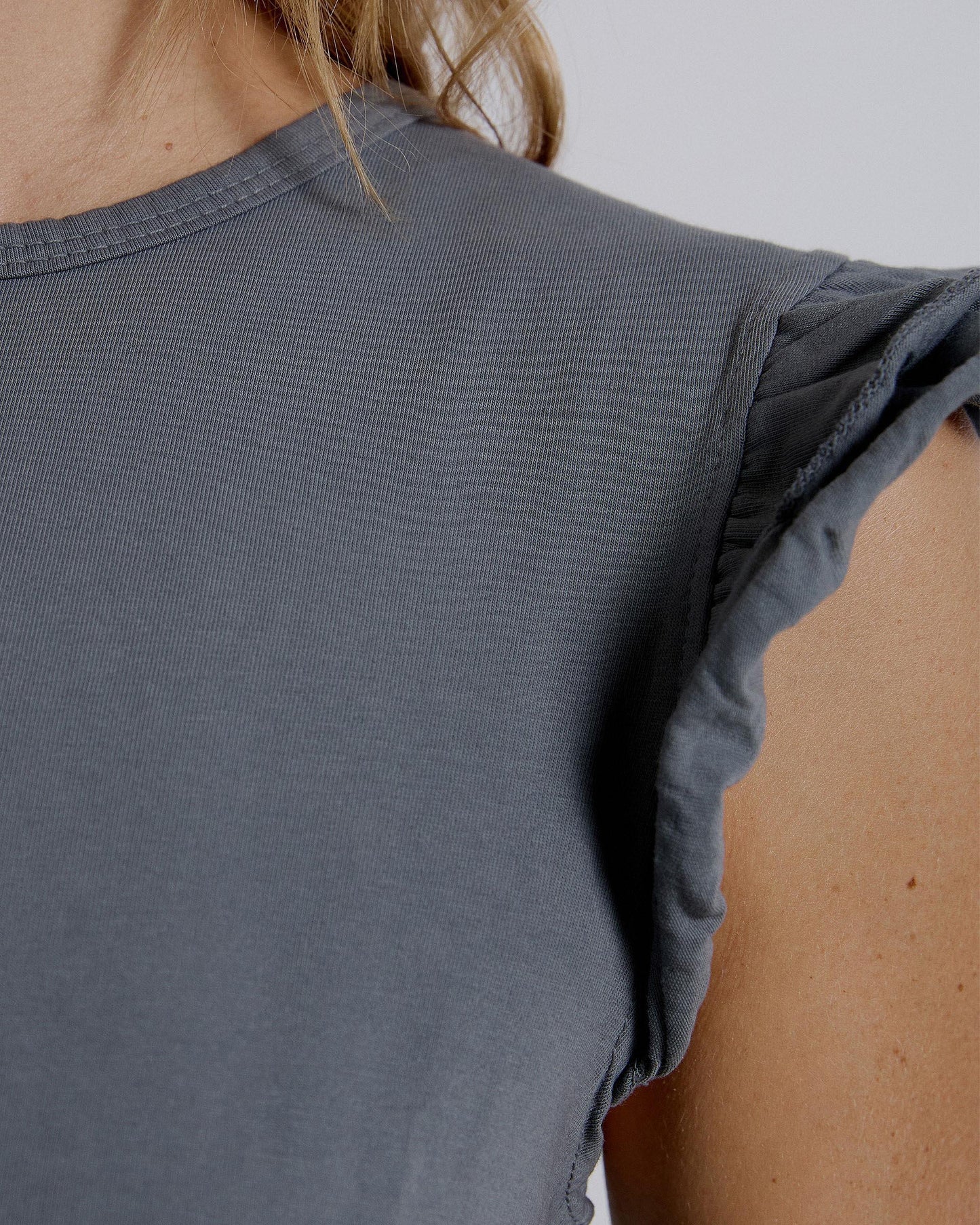 Camiseta Antracite com mangas franzidas