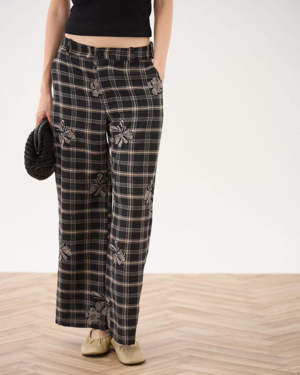 Pantalón Cuadros Detalle Flor Negro