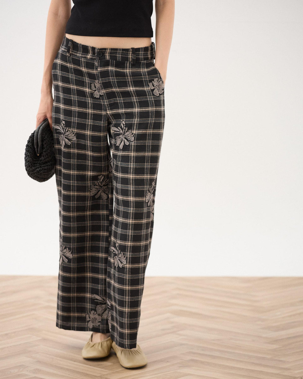 Pantalón Cuadros Detalle Flor Negro