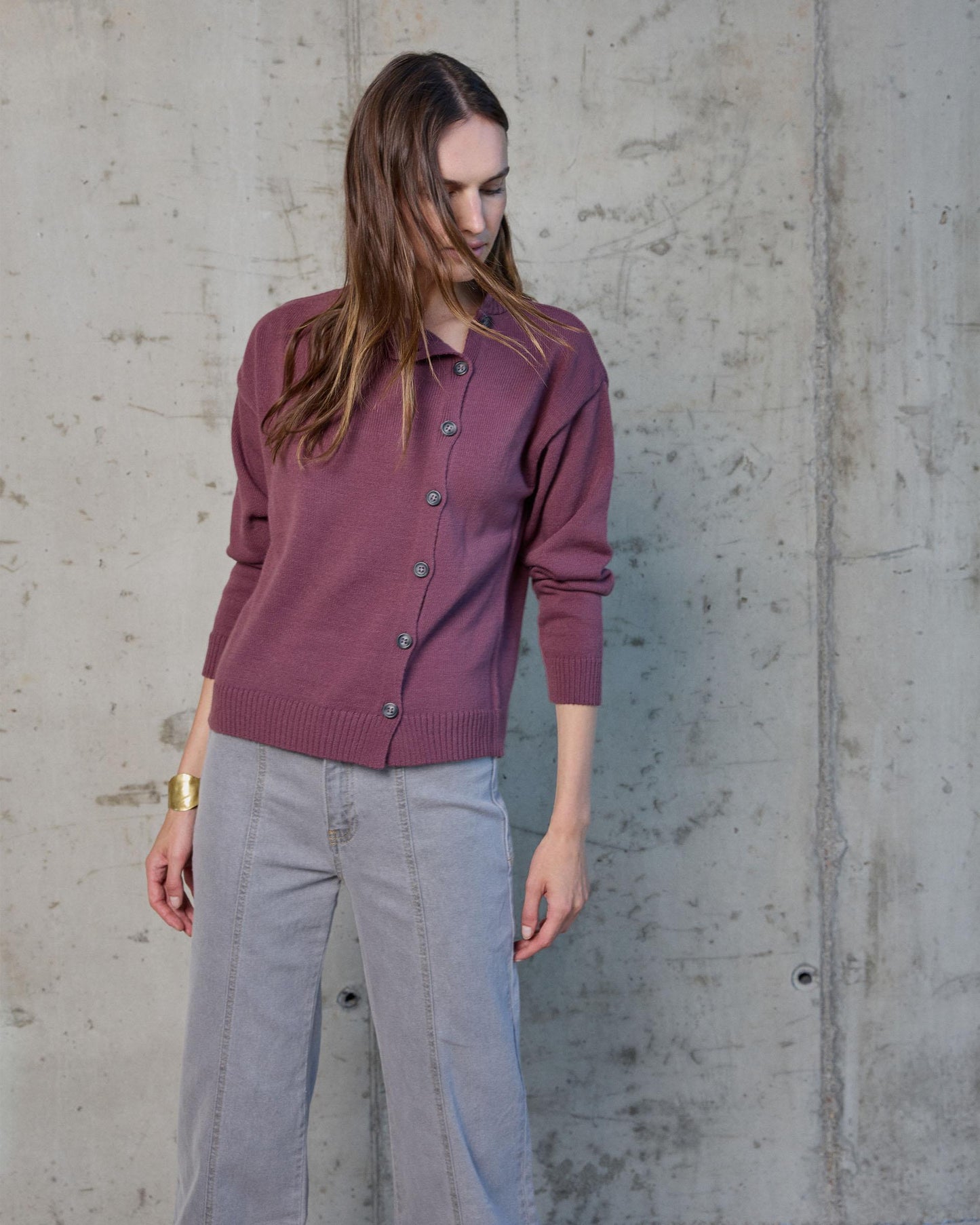 Casaco roxo com botões laterais