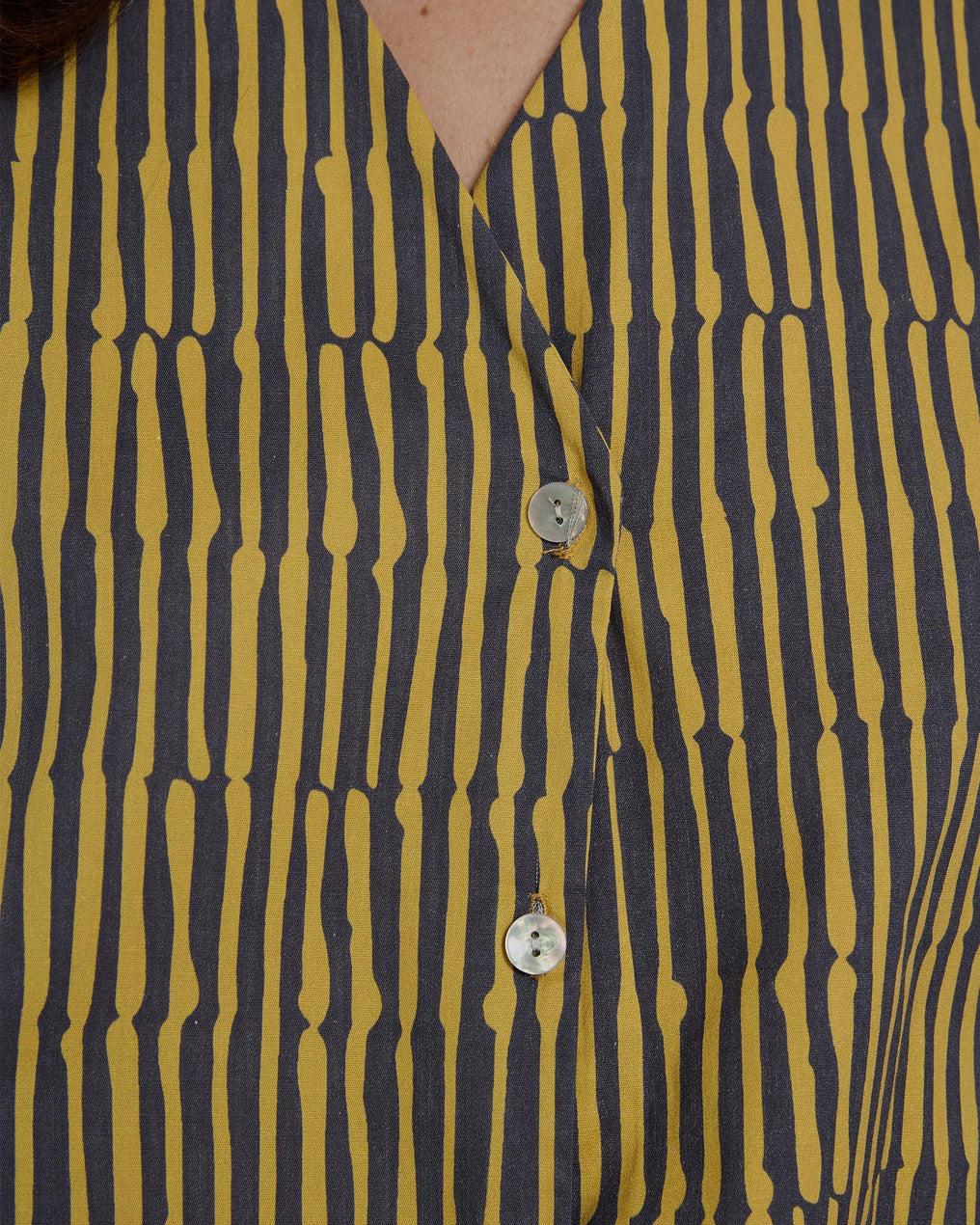 Vestido Fluido Botones Estampado Mostaza