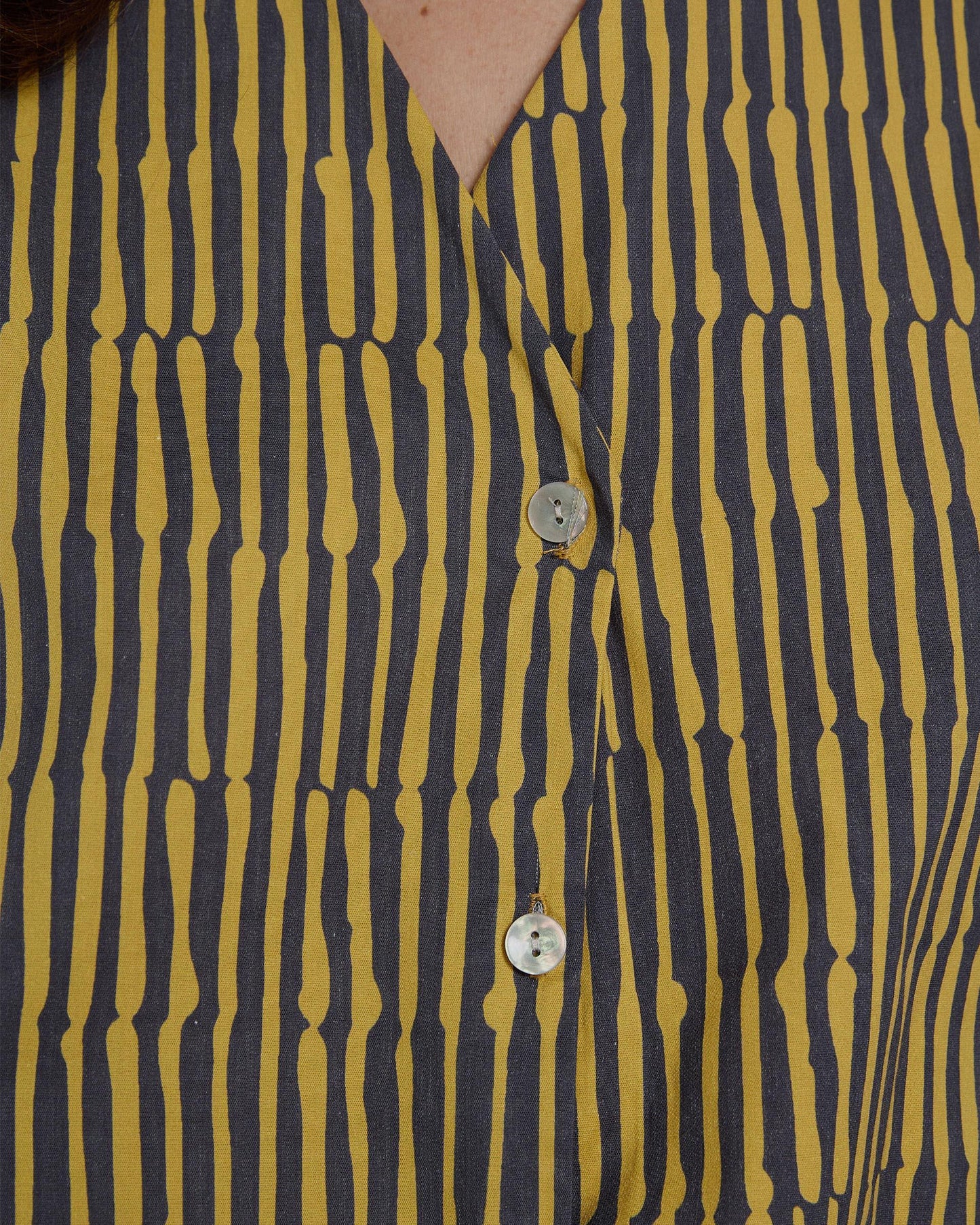 Vestido Fluido Botones Estampado Mostaza