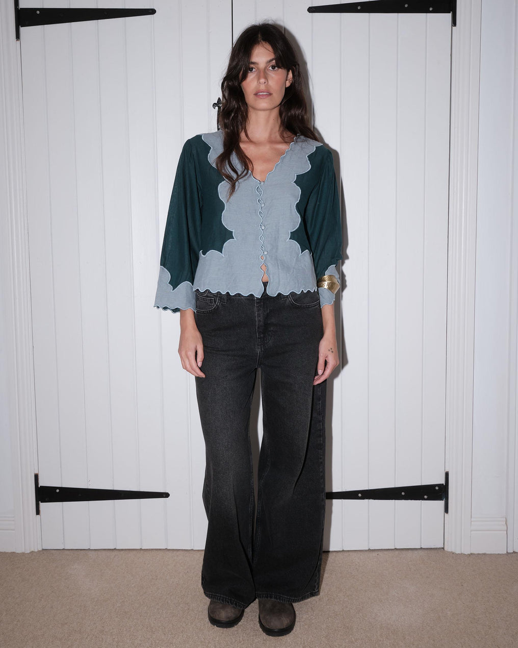 Blusa com mangas francesas em contraste de óleo