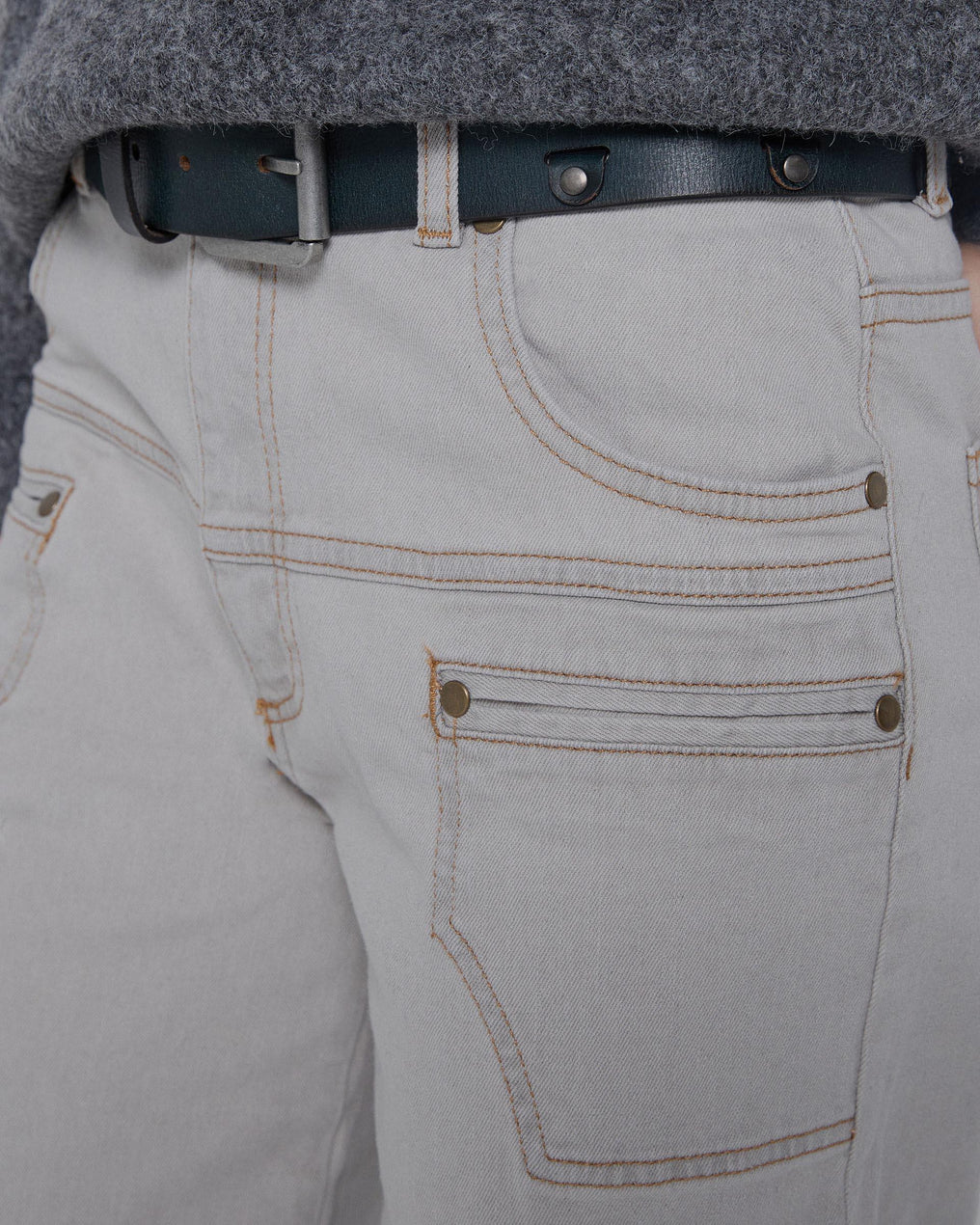 Contrast Stitching Jeans in Grey