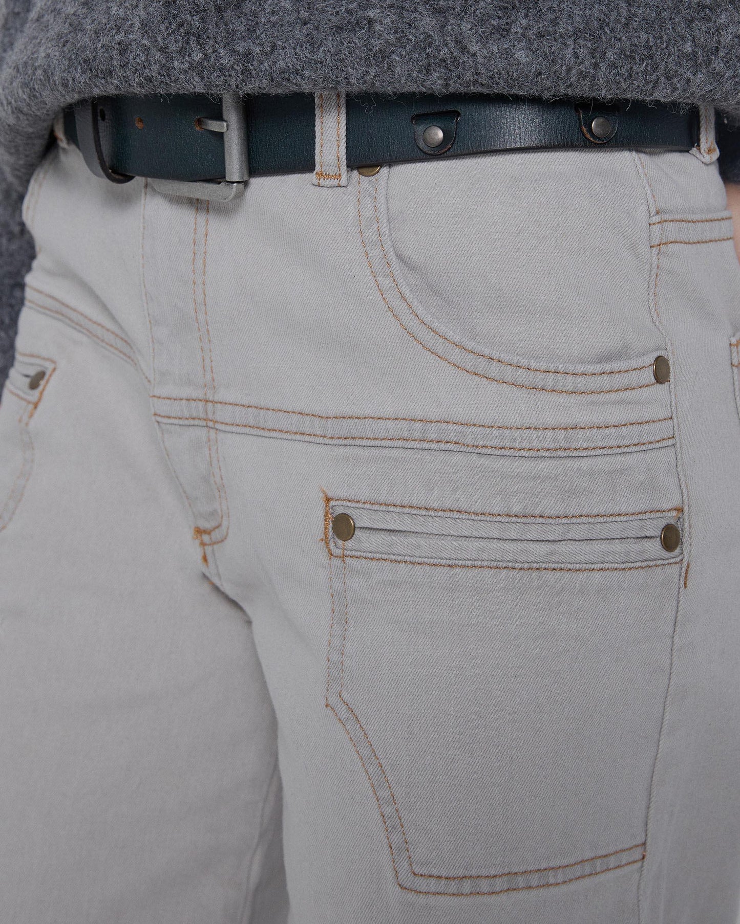 Contrast Stitching Jeans in Grey