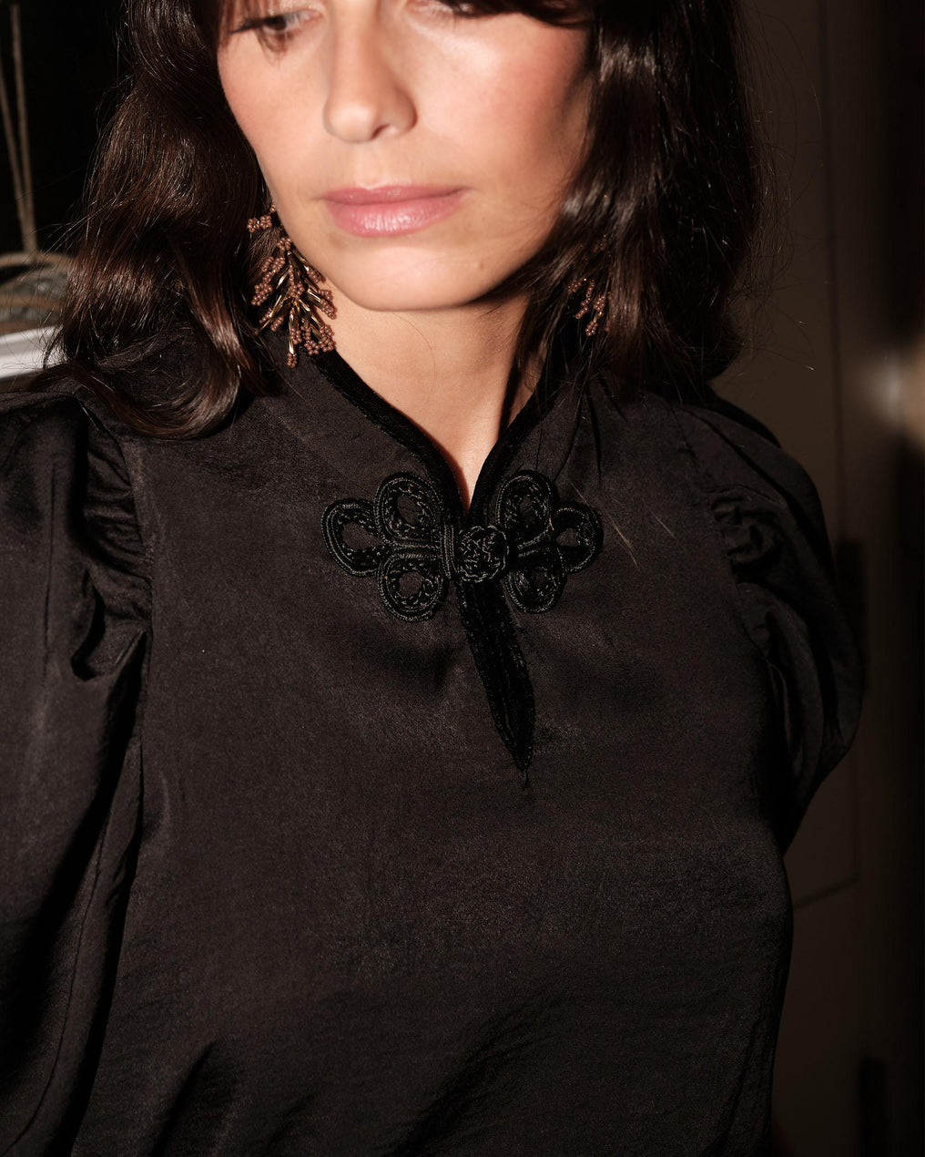 Blusa japonesa com detalhes em veludo preto