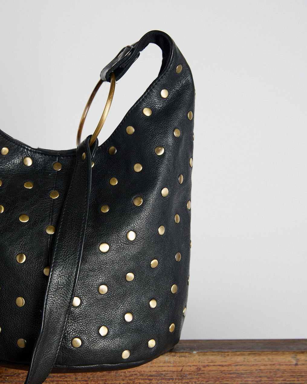 Bolsa balde de couro cravejado preto