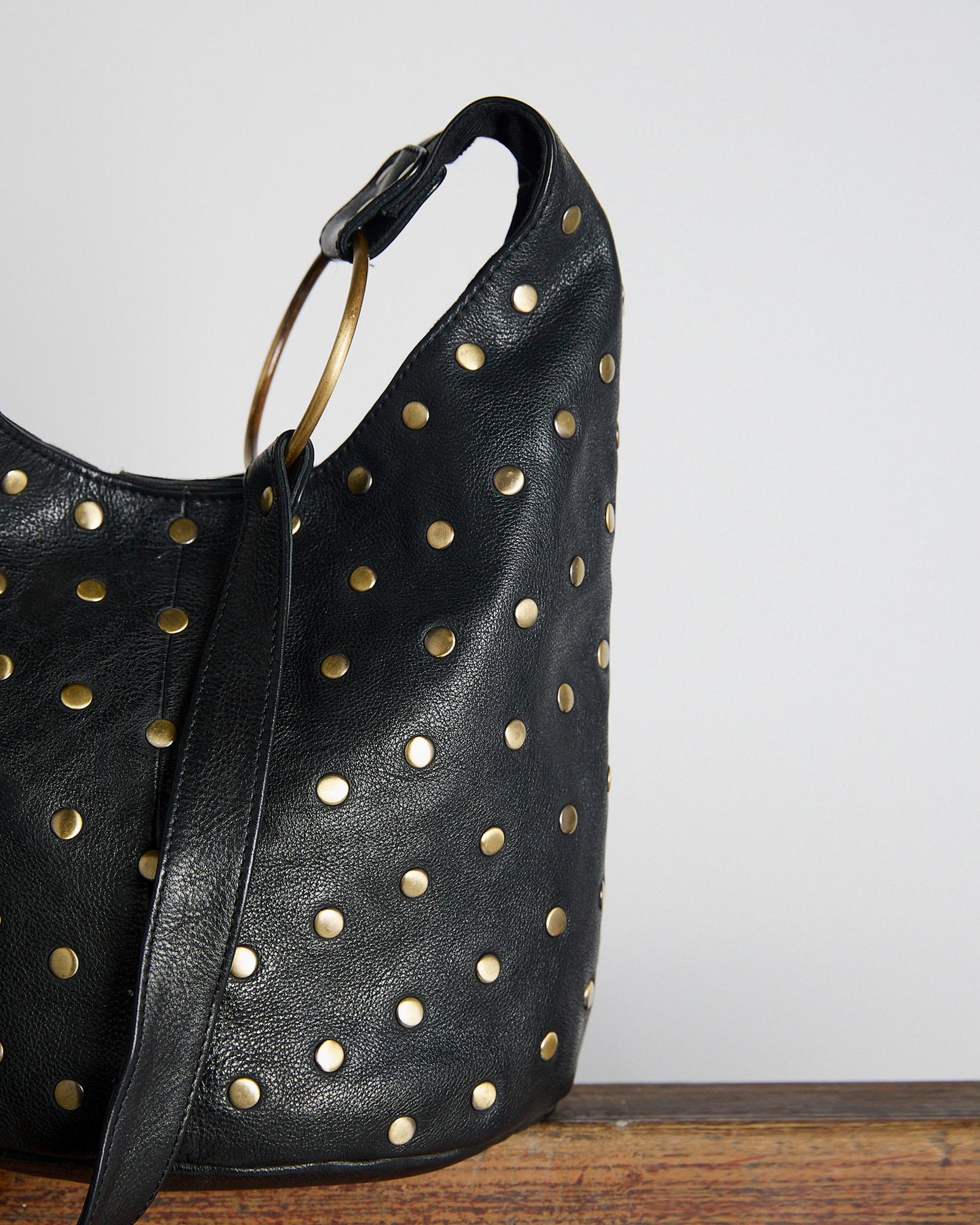 Bolsa balde de couro cravejado preto