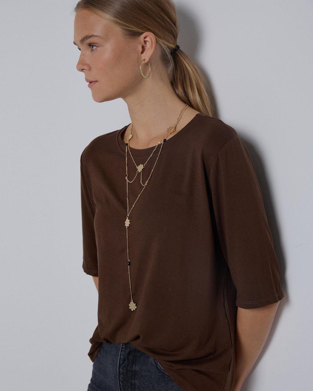 T-shirt castanha de manga francesa