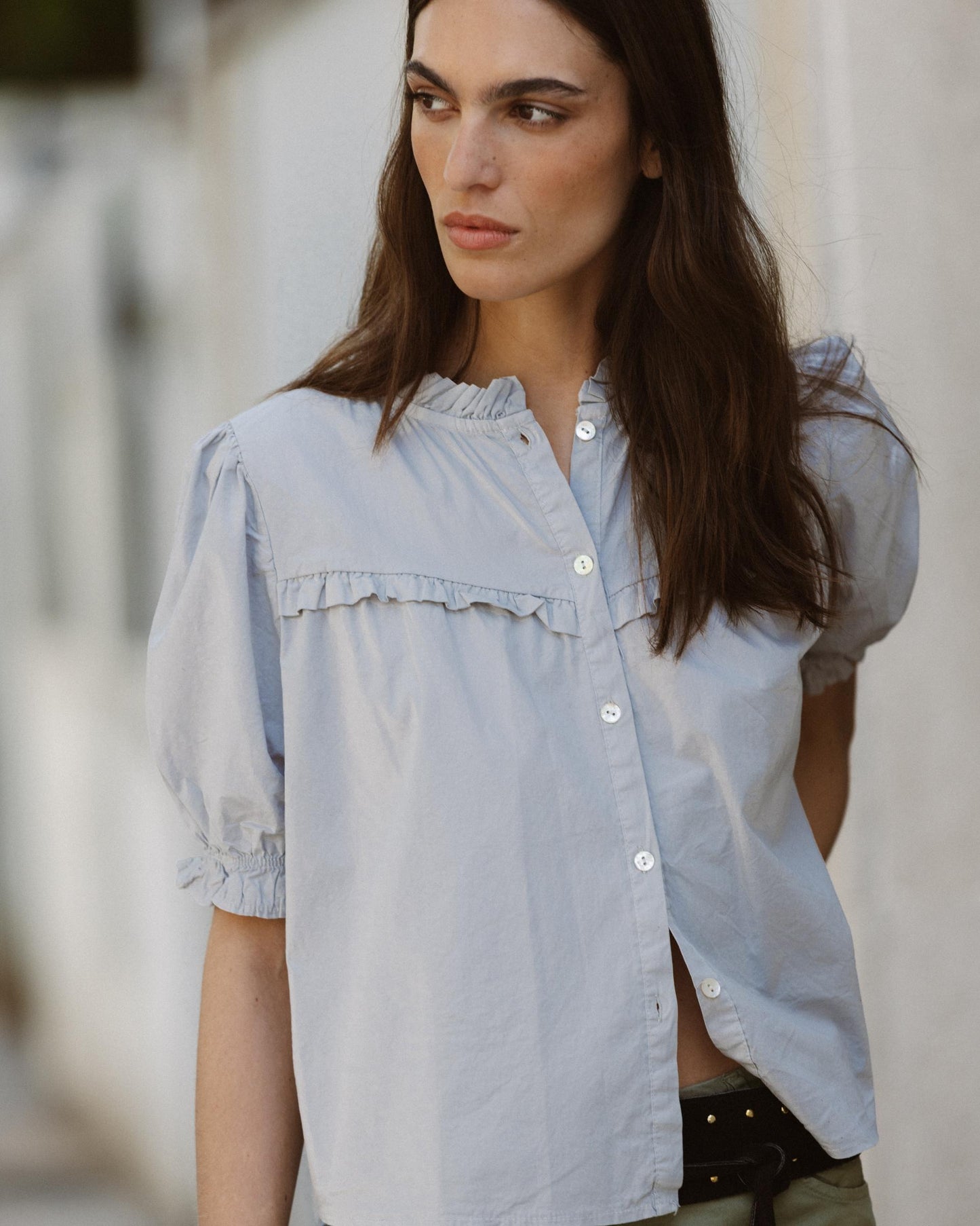 Blusa Manga Abaloada Escapulário em Bico Folhos Cinzento