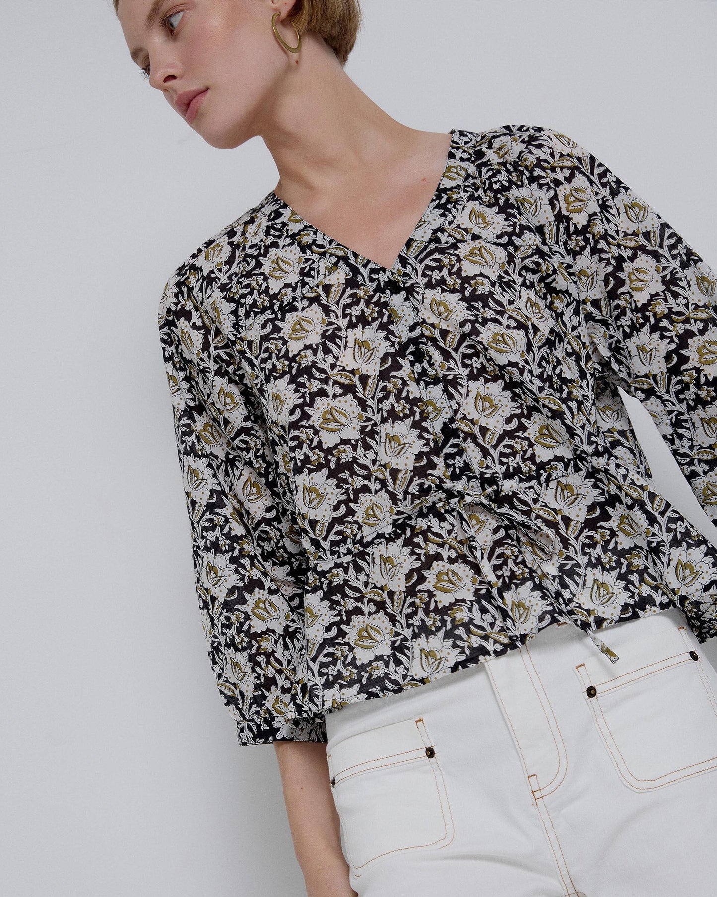 Blusa Estampado Flores Lazada Cintura Negro