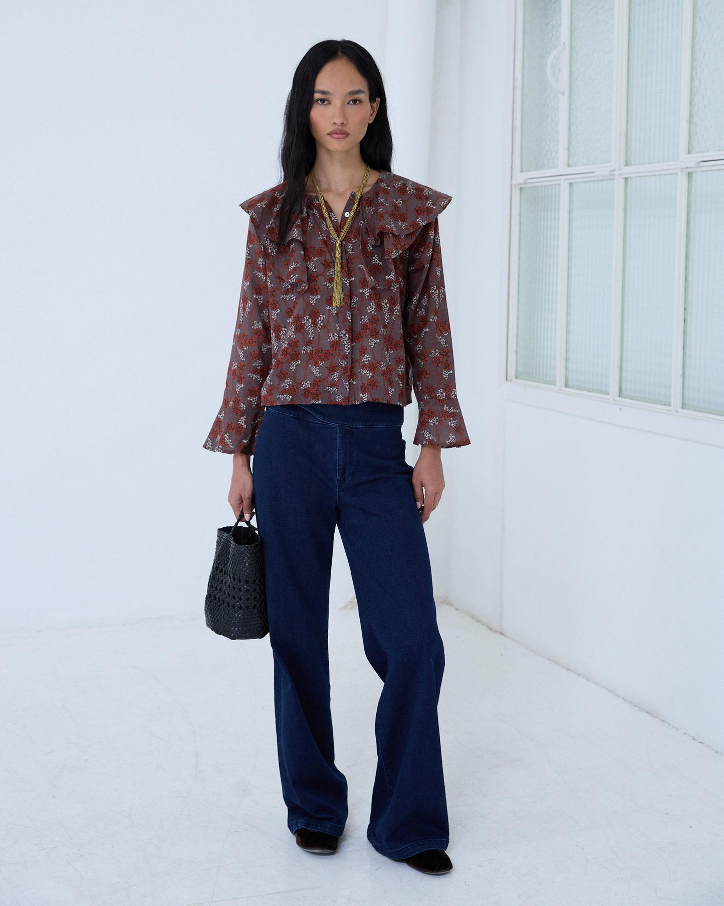Blusa Volantes Assimétricos Padrão Floral Castanho