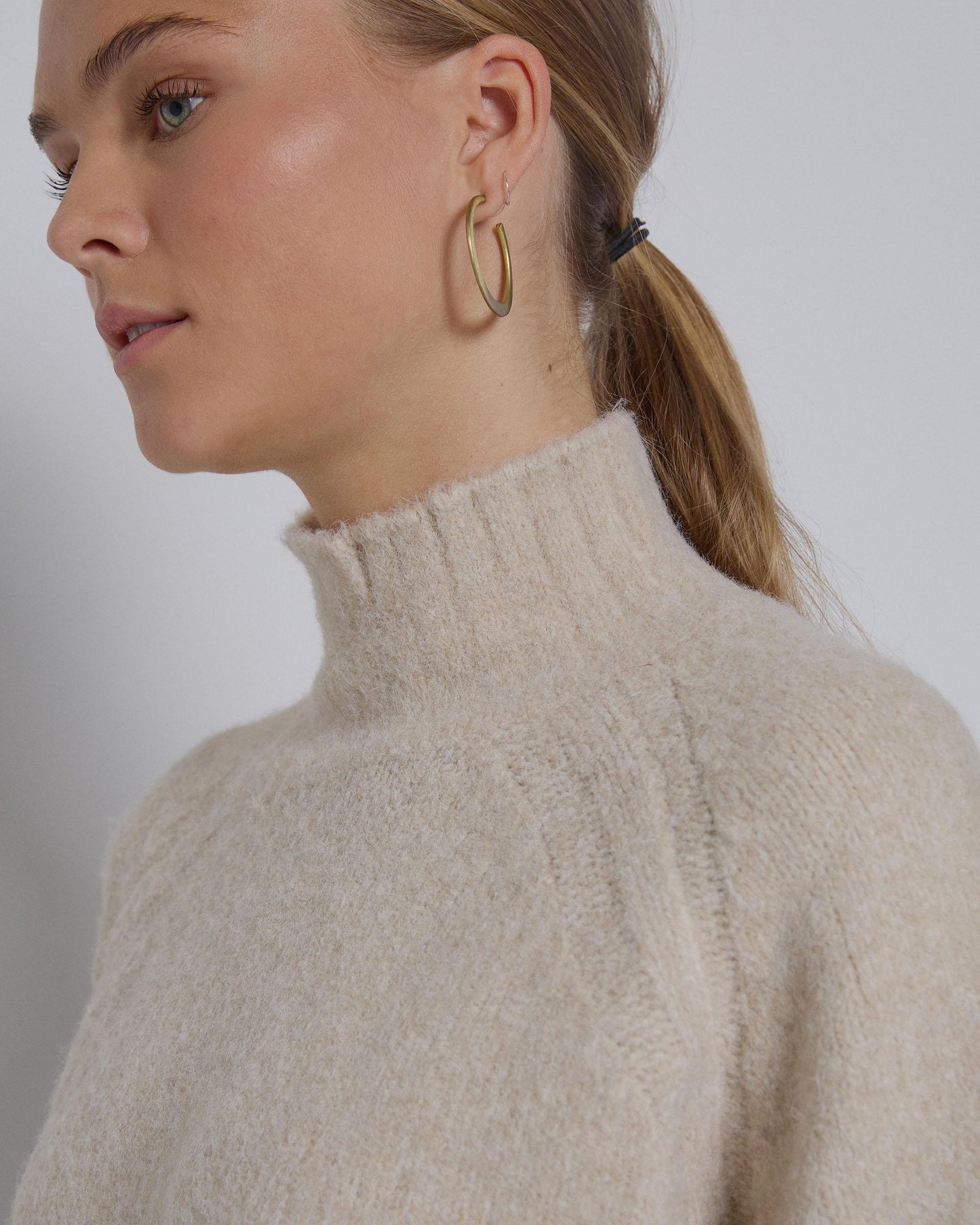 Camisola de malha crua com gola alta