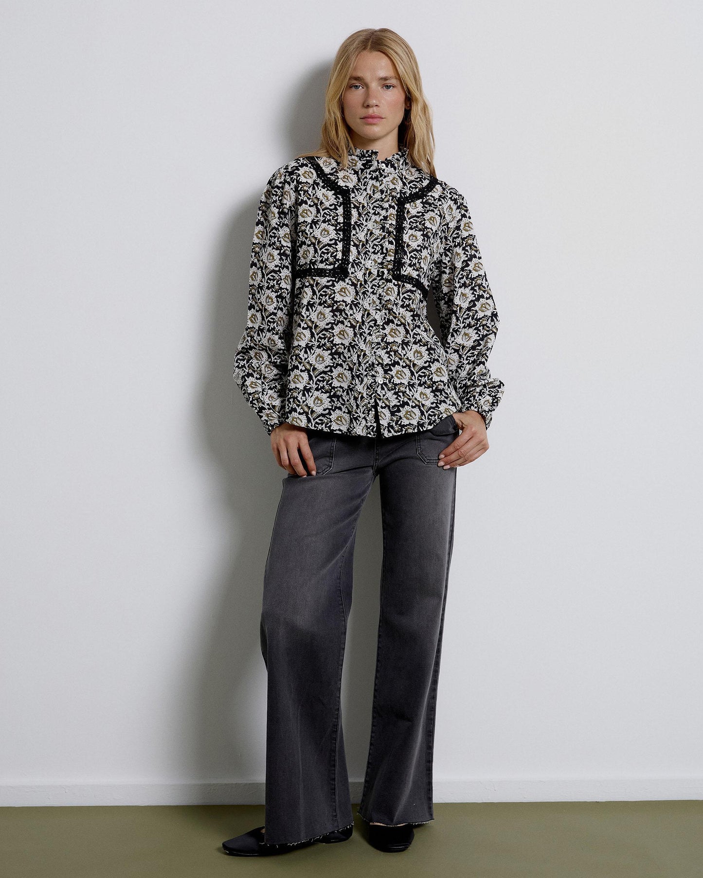 Blusa preta com jugo de renda estampada