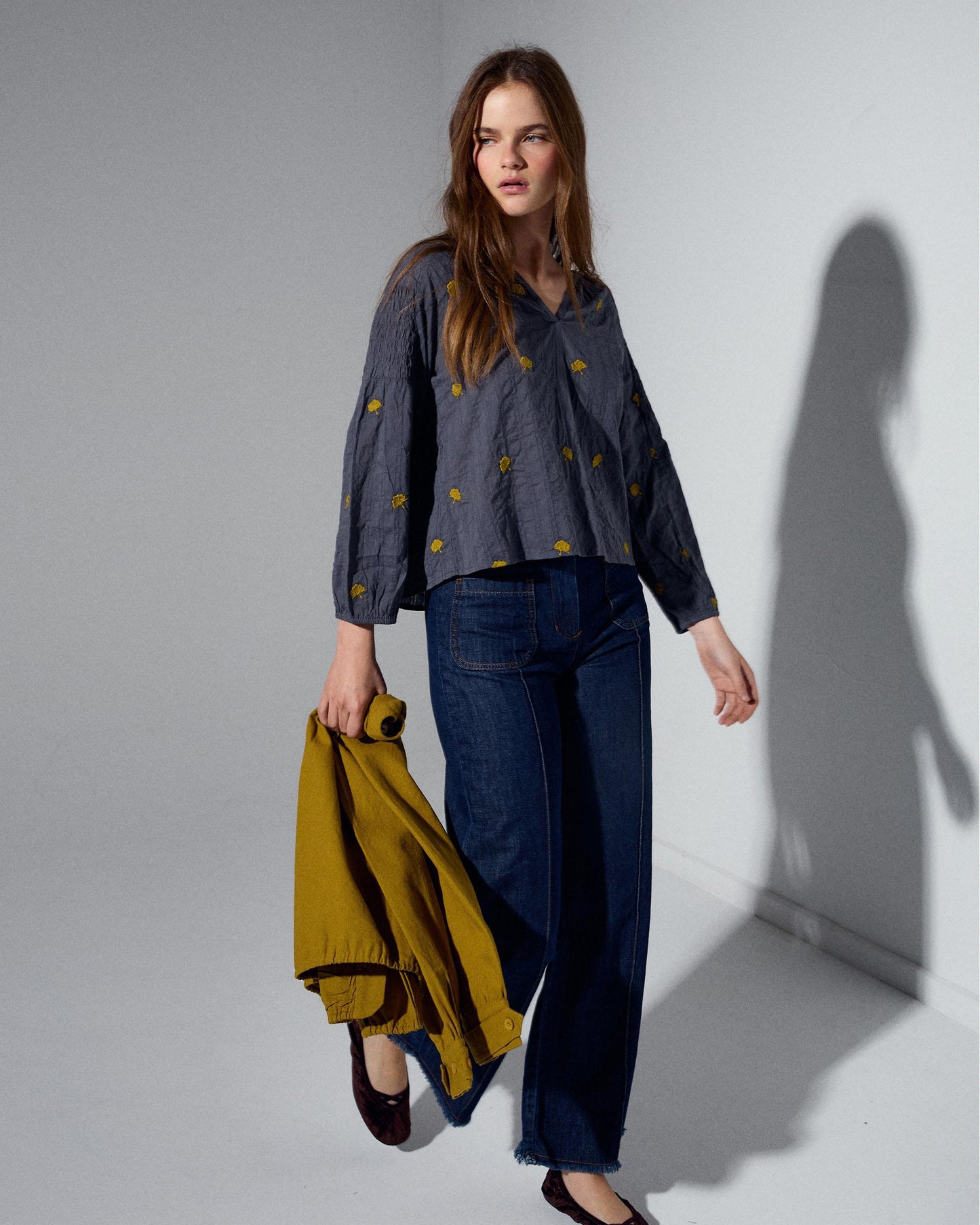 Blusa Tejido Rayas Bordados Hojas Antracita