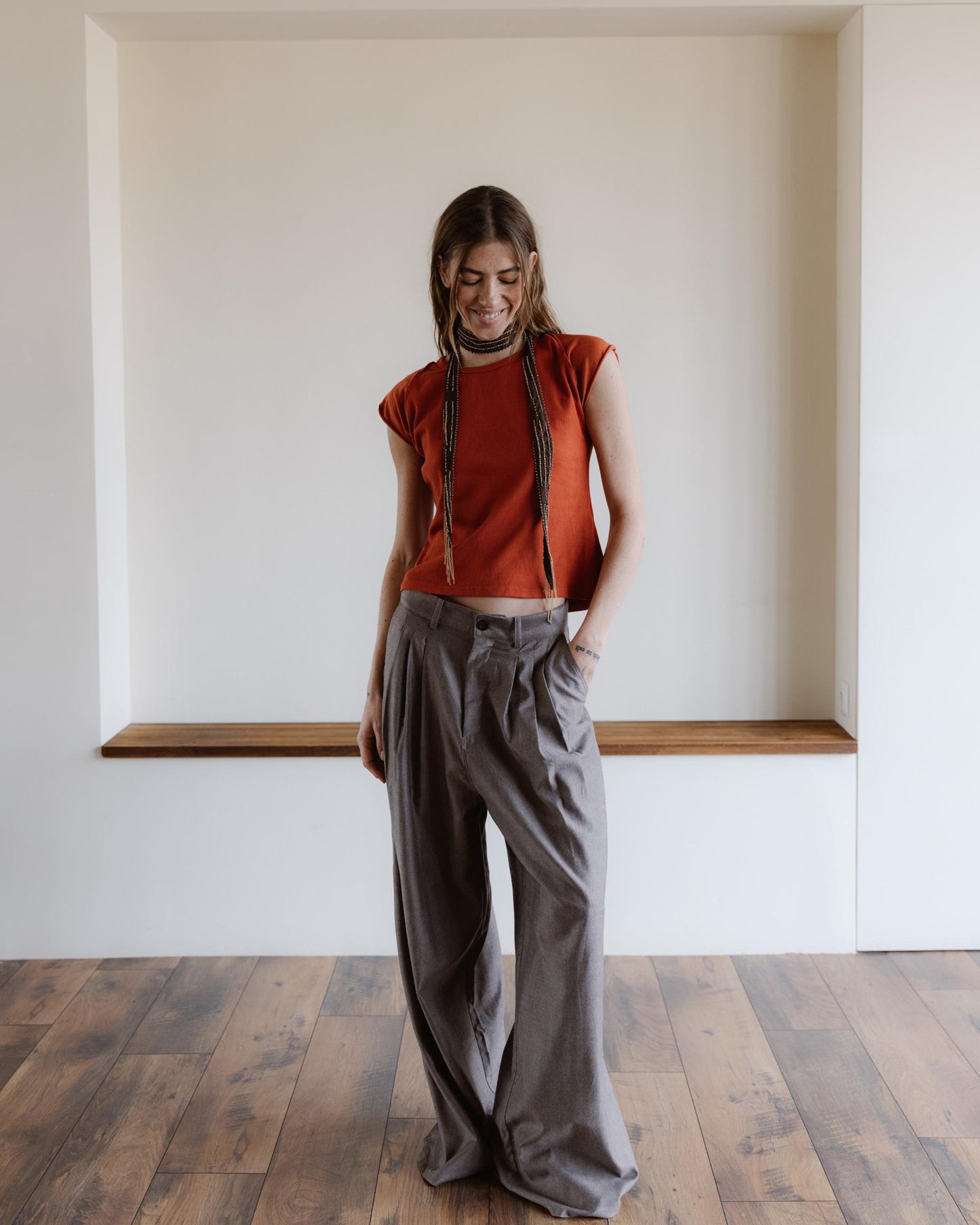 Pantalón Espiga Pinzas Delanteras Taupe