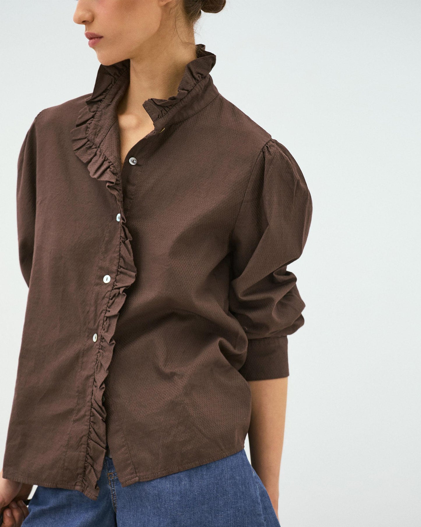 Blouse Col Montant Boutons Volant Marron