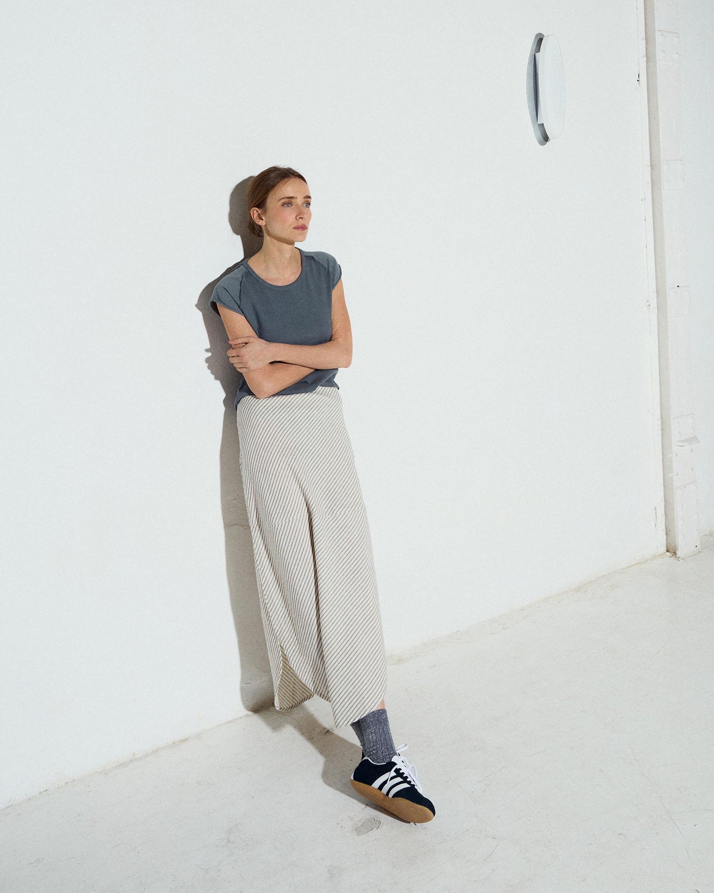 Saia branca com estampado de riscas diagonais