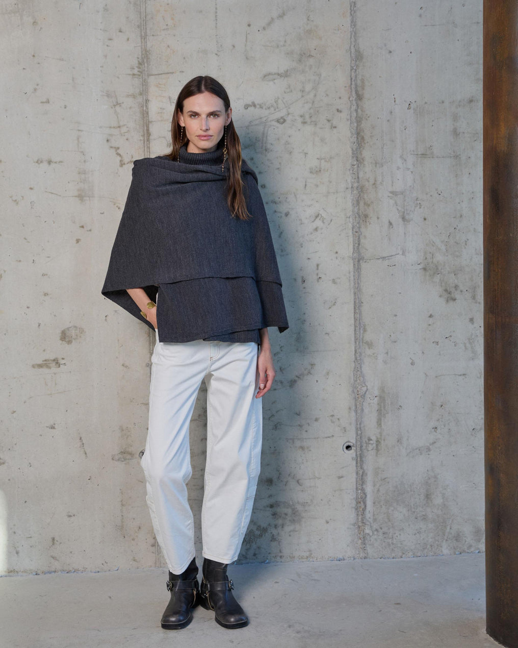 Capa assimétrica de gola alta em antracite