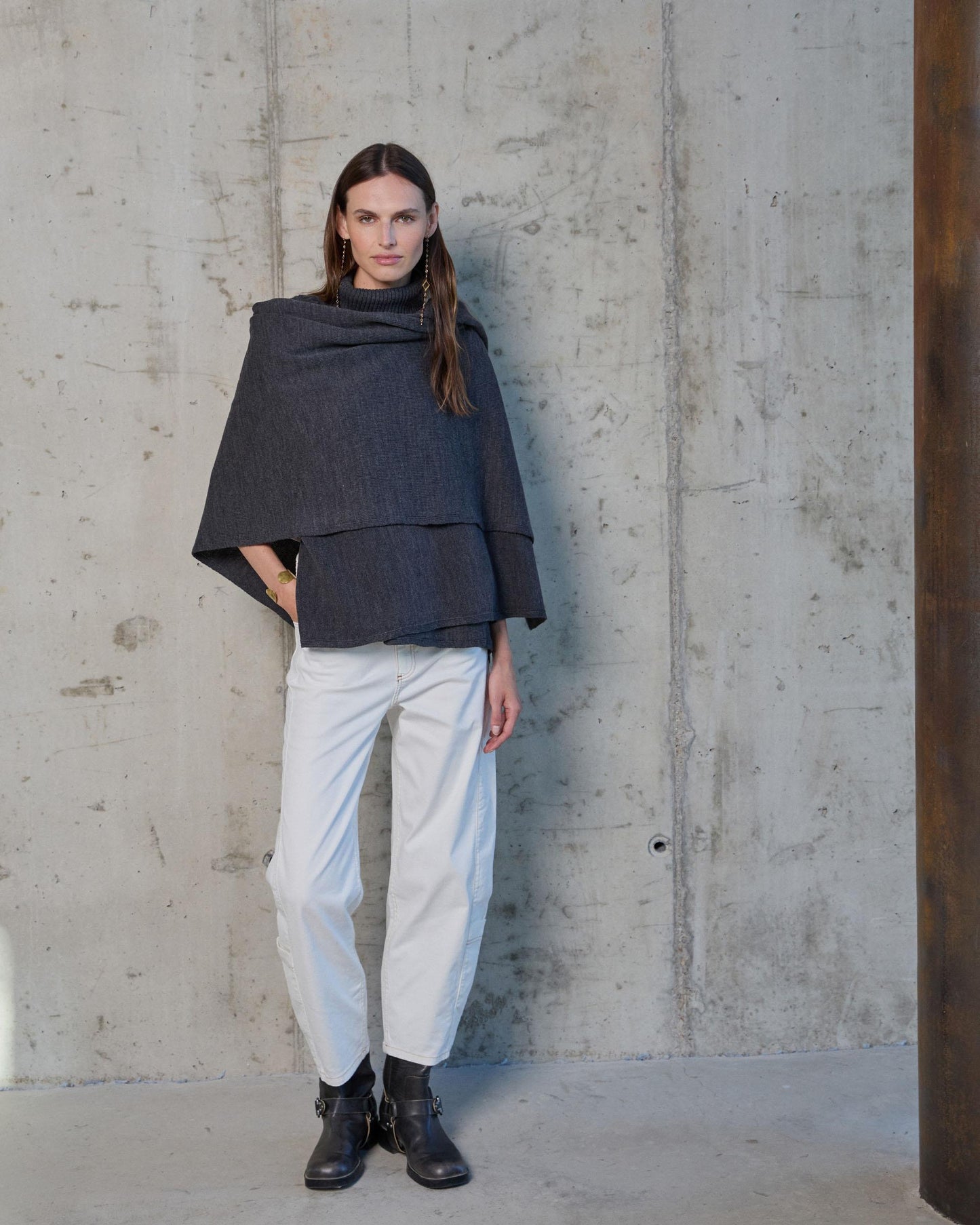 Capa assimétrica de gola alta em antracite