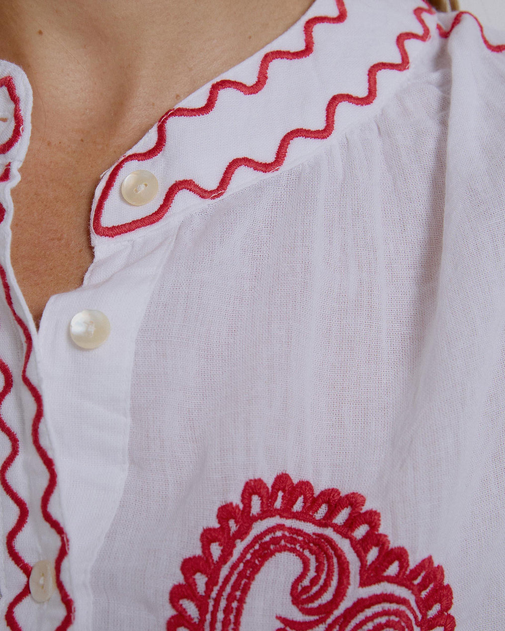 Blusa Bordados Delanteros Blanca