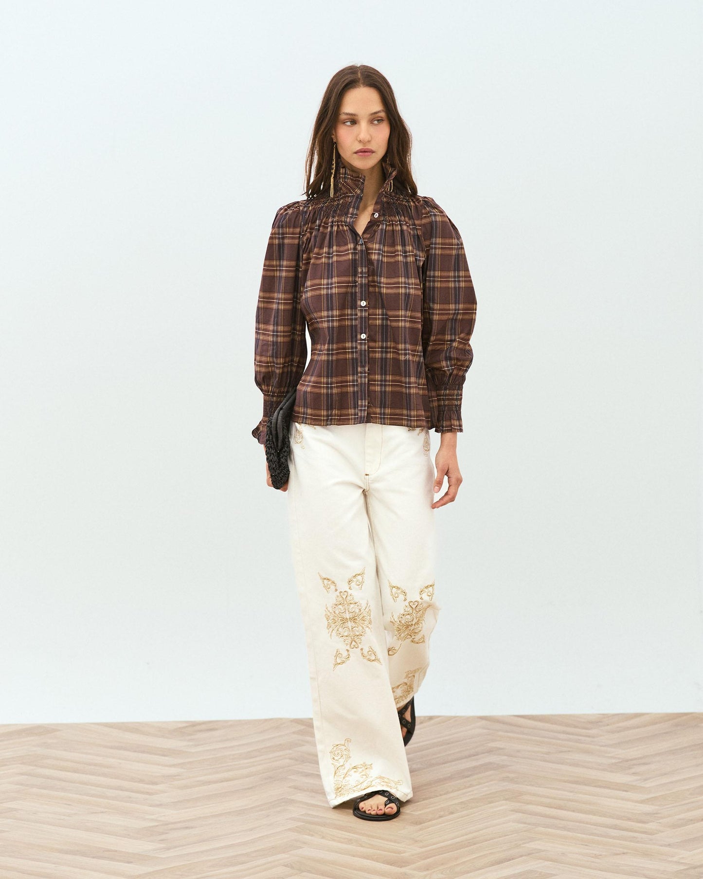 Blusa castanha com gola xadrez e estampado favo de mel