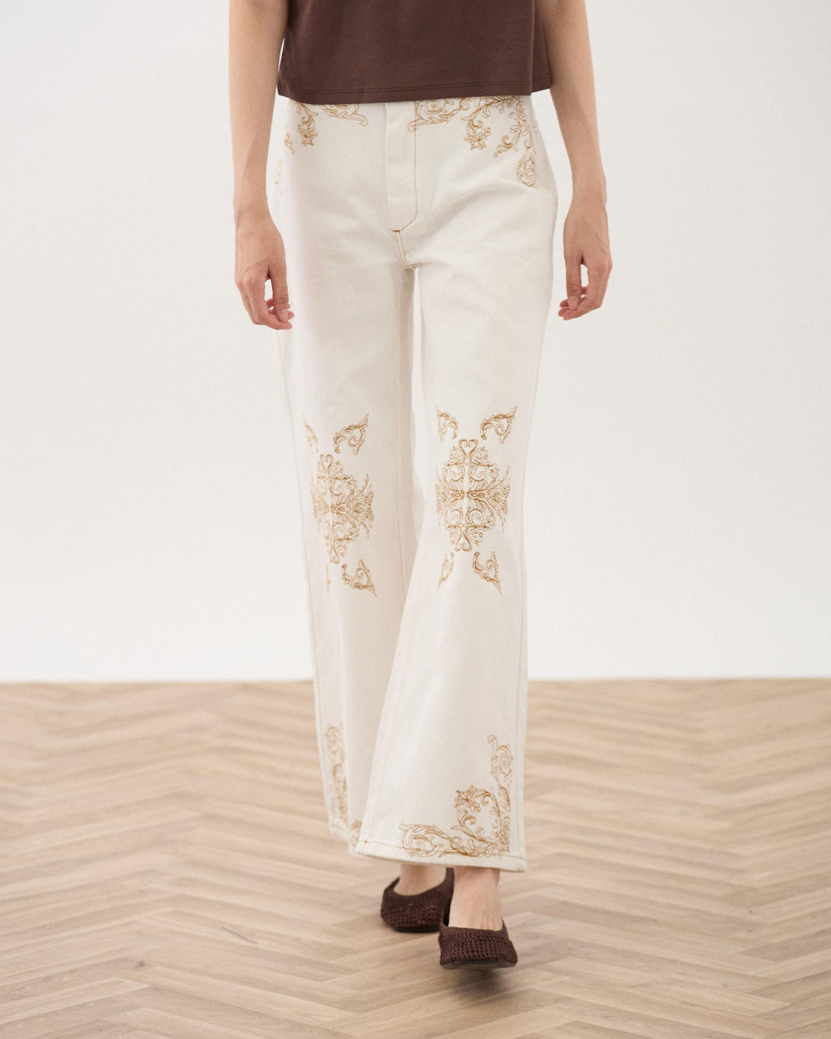 Jeans Brancos com Bordados Étnicos