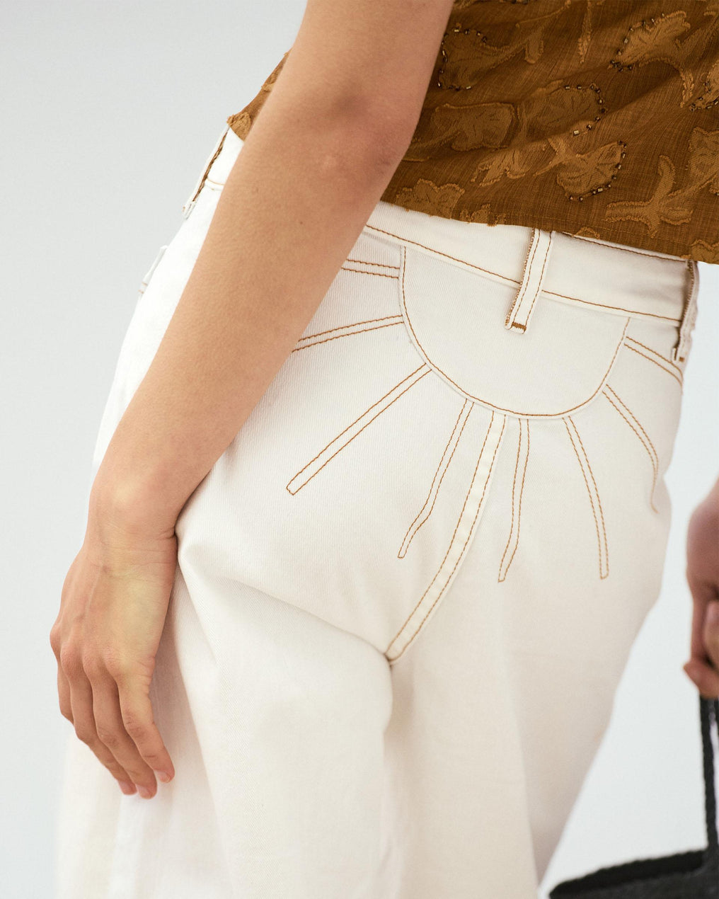 Jeans com Bordado de Sol Branco